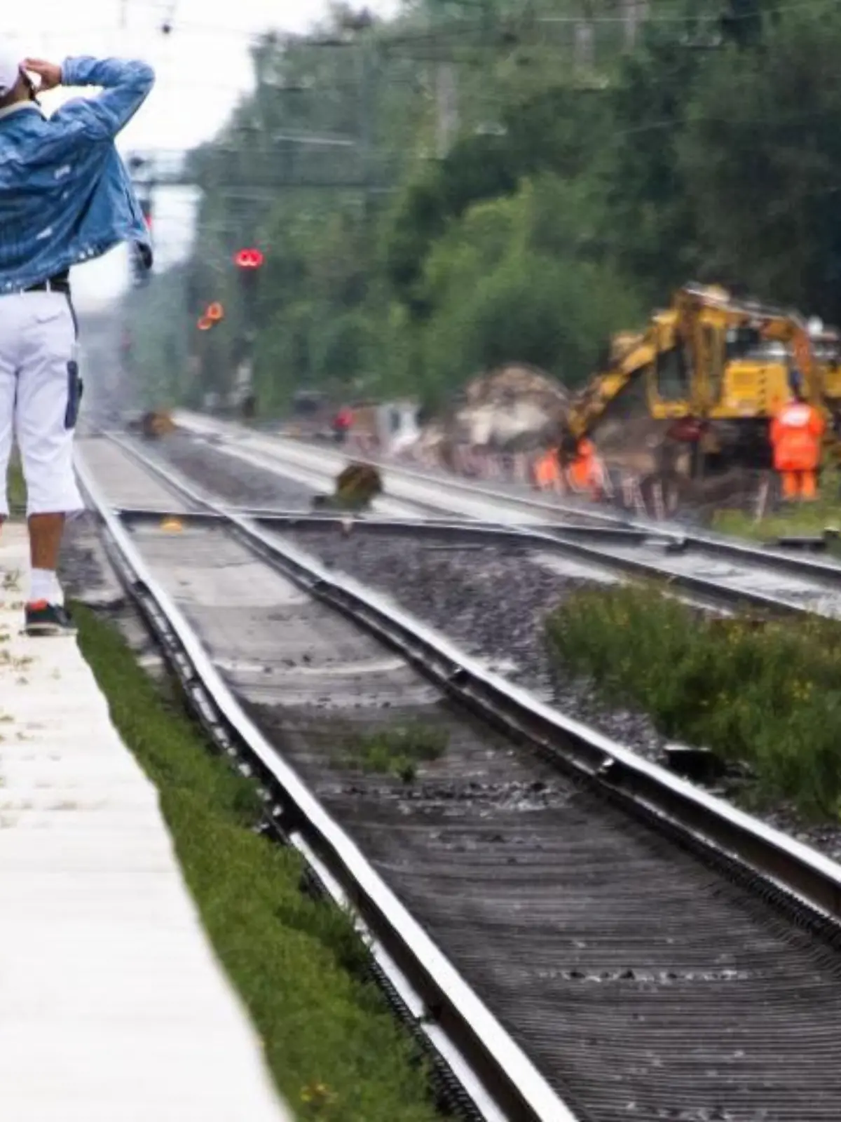 Fahrgäste warten auf einen Zug
