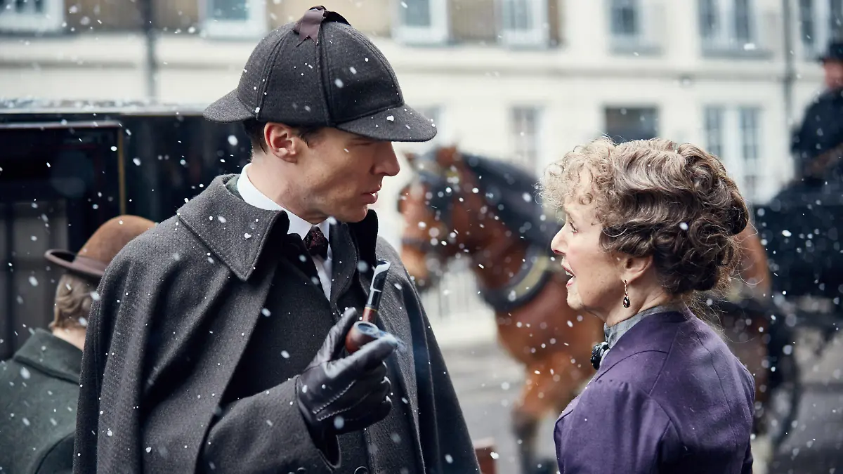 SHERLOCK: THE ABOMINABLE BRIDE, from left: Benedict Cumberbatch, Una Stubbs, aired Jan. 1, 2016. photo: Robert Viglasky / BBC/Hartswood Films / Courtesy: Everett Collection BBC/Courtesy Everett Collection ACHTUNG AUFNAHMEDATUM GESCHÄTZT PUBLICATIONxINxGERxSUIxAUTxONLY Copyright: xBBC/CourtesyxEverettxCollectionx TCDSHTH EC013