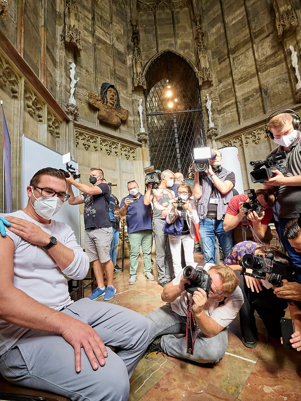News Bilder des Tages photonews.at/ - Wien 11.08.2021 - Coronavirus-Krise - Heute hat die Stadt Wien zusammen mit dem Wiener Stephansdom eine Impfstation in der Barbarakapelle des Stephansdoms vorgestellt. PHOTO: Die erste Impfung in der Barbarakapelle. // Vienna AUSTRIA - Coronavirus crisis - Today, the City of Vienna, together with St. Stephen s Cathedral in Vienna, presented a vaccination station in St. Stephen s Cathedral s Barbara Chapel. Impfstrasse im Stephansdom *** photonews at Wien 11 08 2021 Coronavirus crisis Today, the City of Vienna, together with St Stephen s Cathedral in Vienna, presented a vaccination station in St Stephen s Cathedral s Barbara Chapel vaccination street in St Stephen s Cathedral PHOTO The first vaccination in St Stephen s C PUBLICATIONxNOTxINxAUT