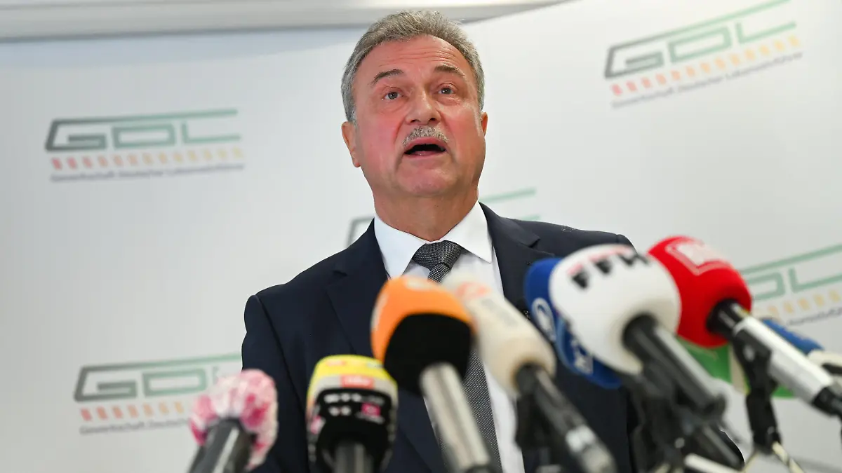 10.08.2021, Hessen, Frankfurt/Main: Claus Weselsky, Vorsitzender der Gewerkschaft Deutscher Lokomotivführer (GDL), spricht während einer Pressekonferenz in der GDL-Hauptgeschäftsstelle. Bei der Urabstimmung haben sich 95 Prozent der teilnehmenden Mitglieder für einen Streik ausgesprochen. Foto: Arne Dedert/dpa +++ dpa-Bildfunk +++