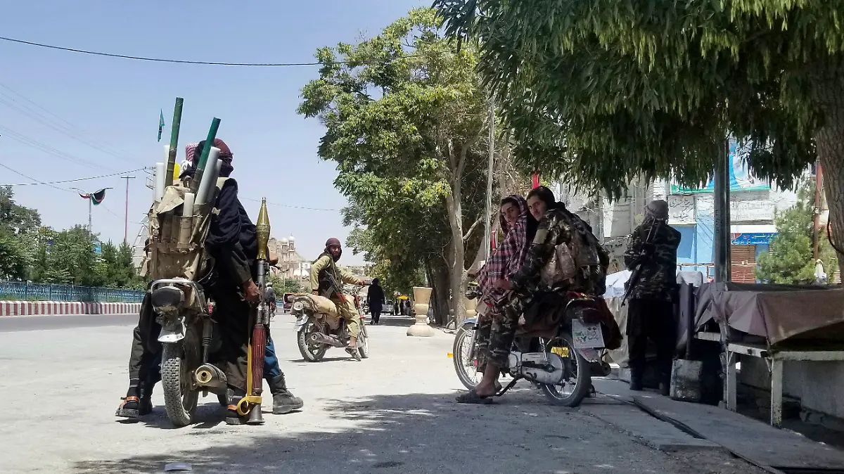 dpatopbilder - 12.08.2021, Afghanistan, Gasni: Anhänger der militant-islamistischen Taliban patrouillieren in der Stadt Gasni im Osten Afghanistans. Die Taliban haben am 12.08.2021 die Provinzhauptstadt in der Nähe von Kabul eingenommen. Foto: Gulabuddin Amiri/AP/dpa +++ dpa-Bildfunk +++