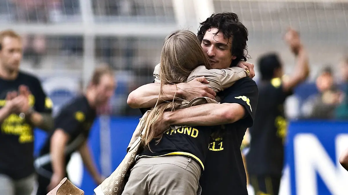 Bildnummer: 07774617  Datum: 30.04.2011  Copyright: imago/Moritz Müller
Mats Hummels (BvB) umarmt Freundin Cathy Fischer --- Borussia Dortmund feiert den Gewinn der Deutschen Meisterschaft, Borussia Dortmund - 1. FC Nürnberg; Fussball Herren GER 1 BL 2010 2011 Meister Meisterschaft Sieg vdig xkg 2011 hoch Aufmacher premiumd Fussball Herren Bundesliga Saison 2010/11 32. Spieltag Deutschland Aktion Meister Meisterschaft Schlussjubel Jubel Freude Begeisterung Emotionen Spielerfrau Frau Feier Meisterfeier o0 Familie privat

Image number 07774617 date 30 04 2011 Copyright imago Moritz Mueller Mats Hummels Borussia embraces Girlfriend Cathy Fischer Borussia Dortmund celebrate the Profit the German Championship Borussia Dortmund 1 FC Nuremberg Football men ger 1 BL 2010 2011 Master Championship Victory Vdig xkg 2011 vertical Highlight premiumd Football men Bundesliga Season 2010 11 32 Matchday Germany Action shot Master Championship Final cheering cheering happiness Enthusiasm Emotions Players woman Woman Celebrations Champion ceremony o0 Family Private 