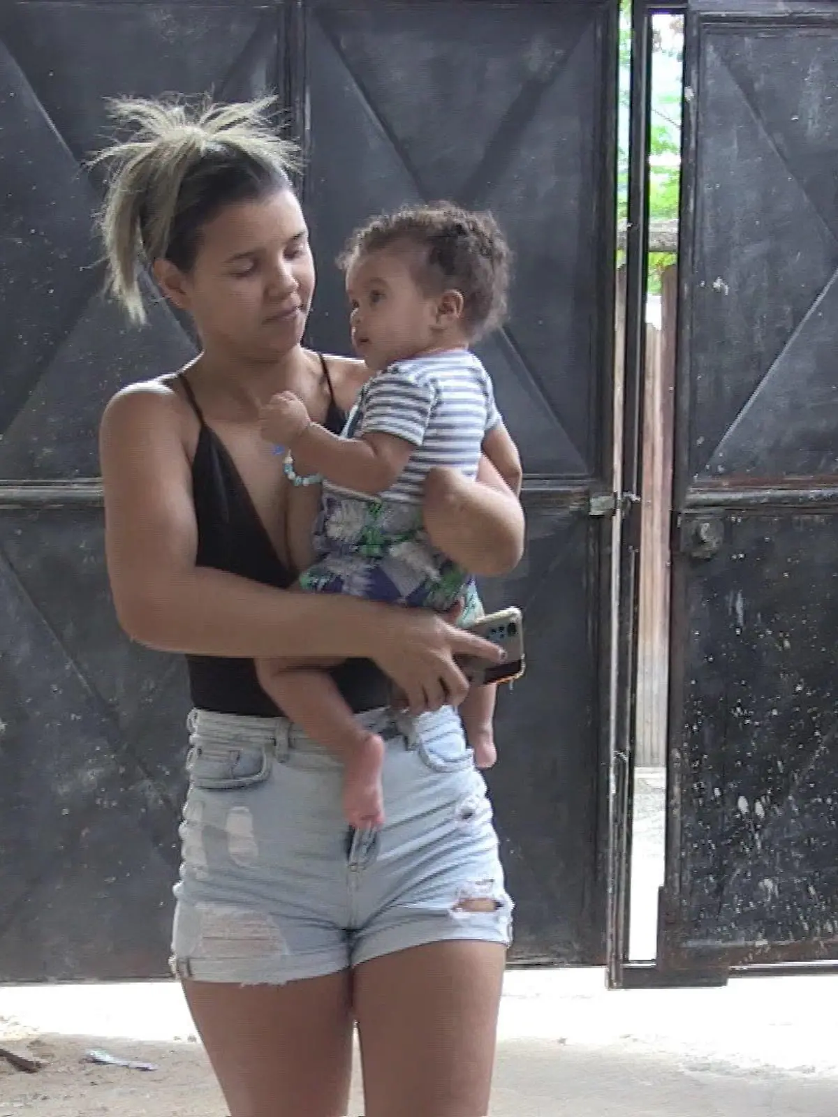 Gleice Kelly mit ihrem Sohn im Eingangsbereich ihres Hauses in Rio de Janeiro (Brasilien).
