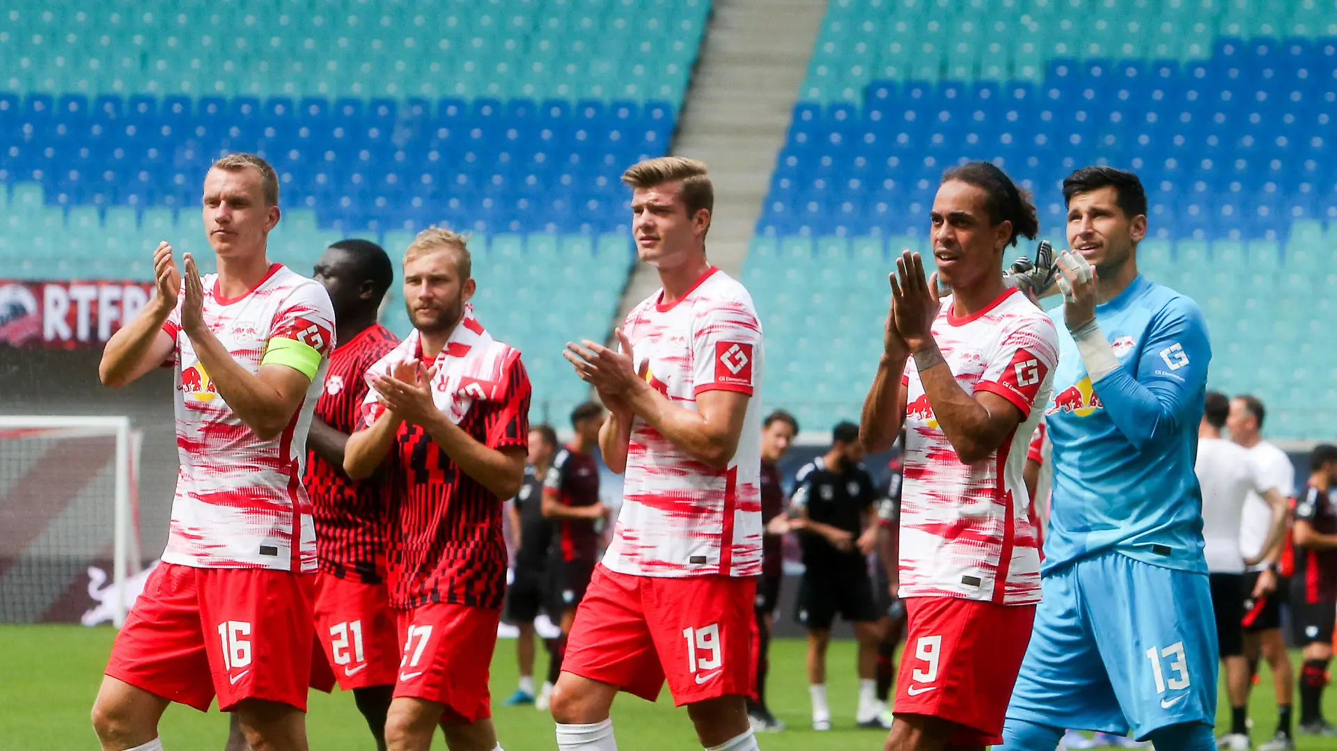 RB Leipzig - Saison Kick-Off / 08.08.2021 Leipzig, 08.08.2021, Red Bull Arena, Fussball, 1. Bundesliga , RB Leipzig - Saison Kick-Off , Im Bild v.l.: Lukas Klostermann 16, RB Leipzig, Konrad Laimer 27, RB Leipzig, Alexander Sörloth / Soerloth 19, RB Leipzig, Yussuf Poulsen 9, RB Leipzig und Torwart Philipp Tschauner 33, RB Leipzig , *** RB Leipzig season kick off 08 08 2021 Leipzig, 08 08 2021, Red Bull Arena, Football, 1 Bundesliga , RB Leipzig season kick off , Pictured from l Lukas Klostermann 16, RB Leipzig , Konrad Laimer 27, RB Leipzig , Alexander Sörloth Soerloth 19, RB Leipzig , Yussuf Poulsen 9, RB Leipzig and goalkeeper Philipp Tschauner 33, RB Leipzig ,