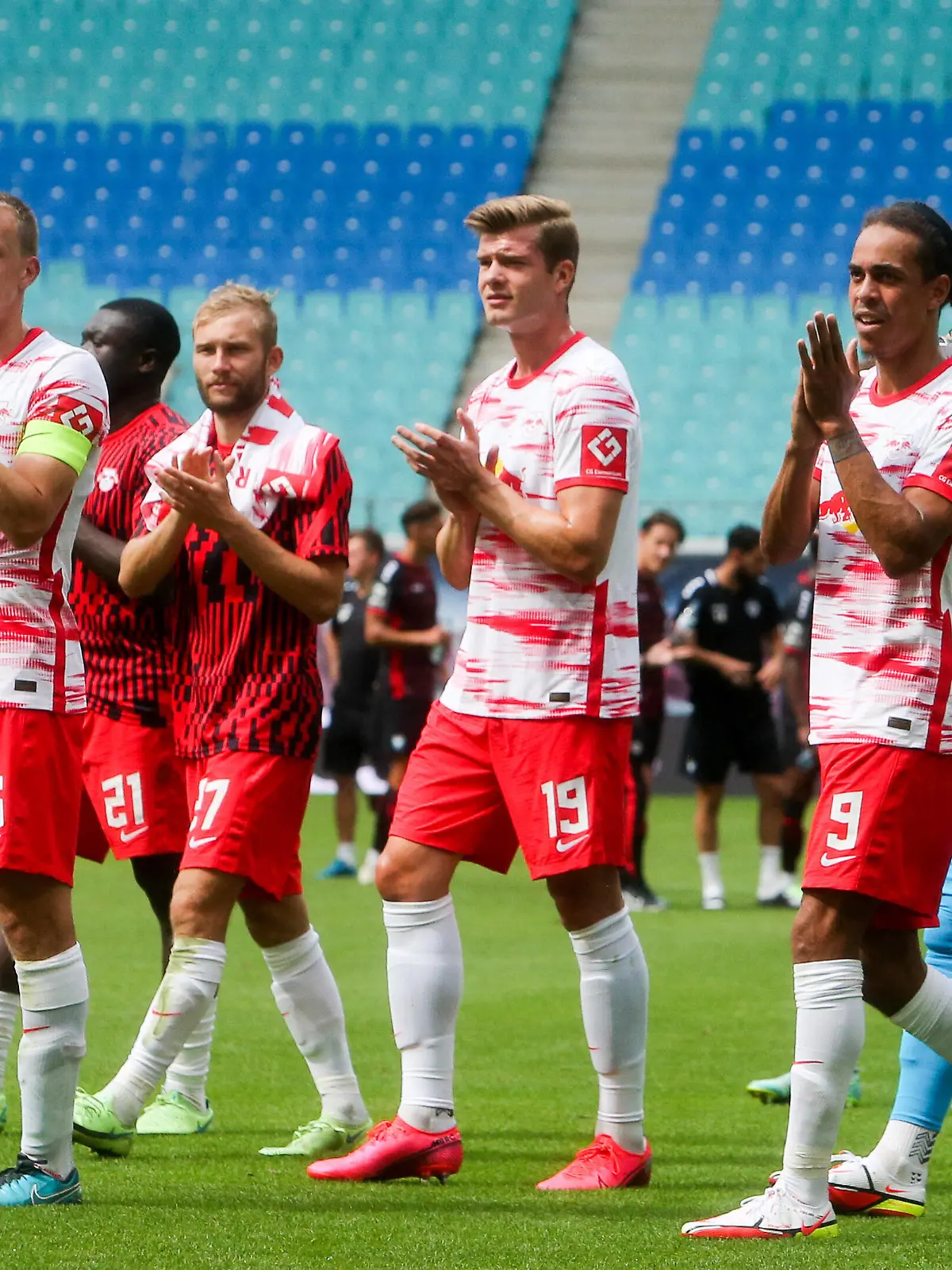  RB Leipzig - Saison Kick-Off / 08.08.2021 Leipzig, 08.08.2021, Red Bull Arena, Fussball, 1. Bundesliga , RB Leipzig - Saison Kick-Off , Im Bild v.l.: Lukas Klostermann 16, RB Leipzig, Konrad Laimer 27, RB Leipzig, Alexander Sörloth / Soerloth 19, RB Leipzig, Yussuf Poulsen 9, RB Leipzig und Torwart Philipp Tschauner 33, RB Leipzig , *** RB Leipzig season kick off 08 08 2021 Leipzig, 08 08 2021, Red Bull Arena, Football, 1 Bundesliga , RB Leipzig season kick off , Pictured from l Lukas Klostermann 16, RB Leipzig , Konrad Laimer 27, RB Leipzig , Alexander Sörloth Soerloth 19, RB Leipzig , Yussuf Poulsen 9, RB Leipzig and goalkeeper Philipp Tschauner 33, RB Leipzig ,