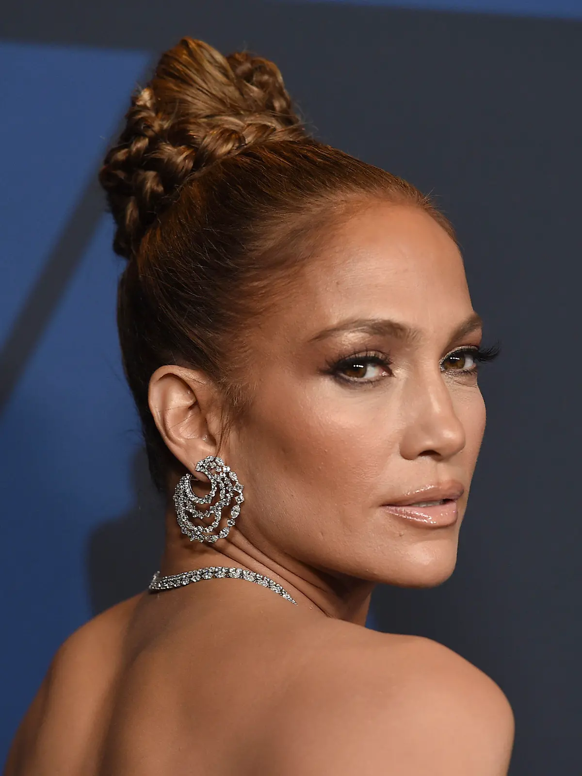 ARCHIV - 27.10.2019, USA, Los Angeles: Jennifer Lopez kommt zu den «Governors Awards». Lopez hat Kritik gekontert, sie gehe nicht ehrlich mit den Alterserscheinungen ihrer Haut um. (zu dpa "Lopez kontert Botox-Kommentare - Freundlichkeit als Beauty-Tipp") Foto: Jordan Strauss/Invision/AP/dpa +++ dpa-Bildfunk +++