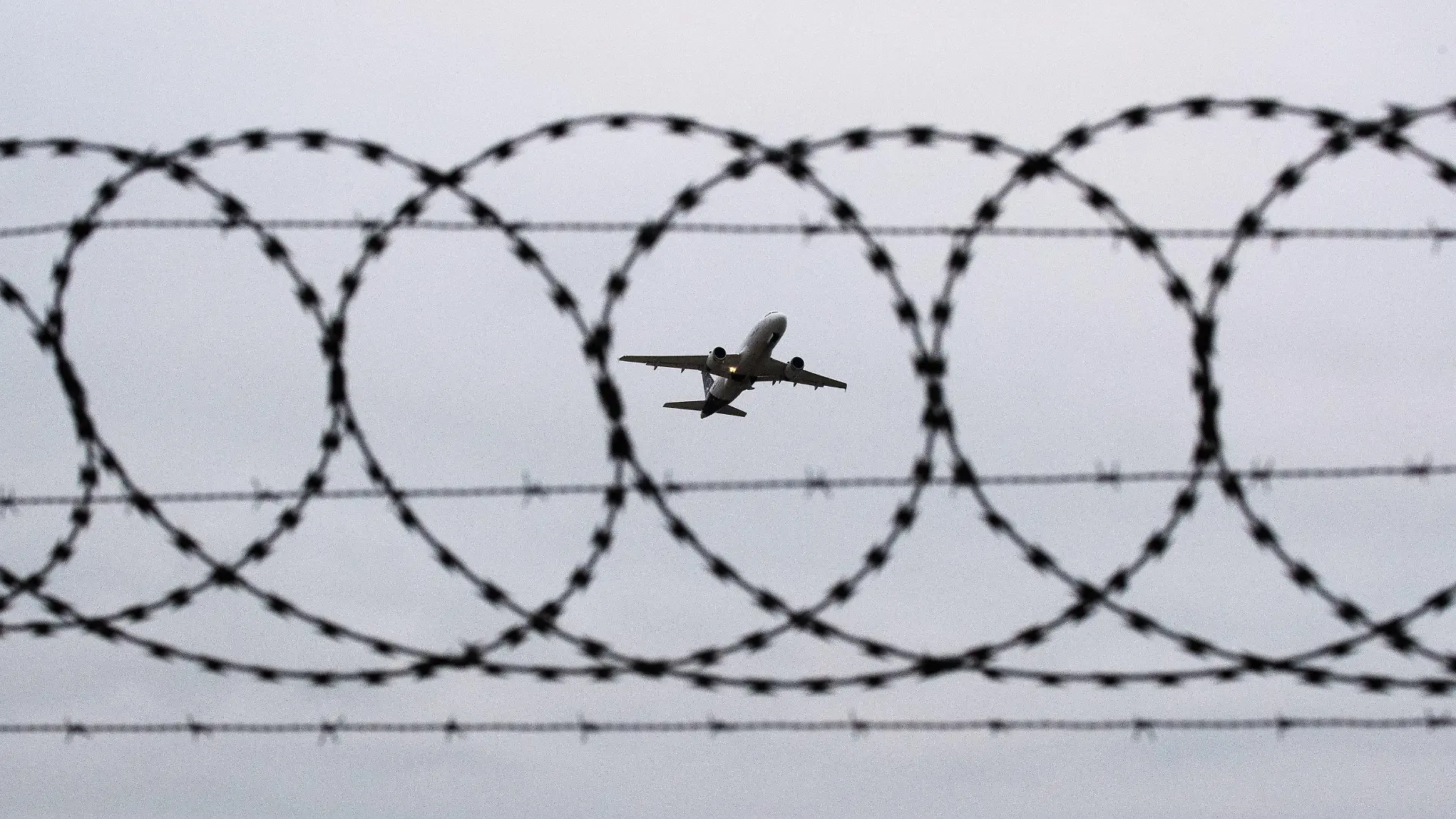 ARCHIV - 06.01.2020, Niedersachsen, Hannover: ILLUSTRATION - Ein Flugzeug startet am Flughafen Hannover - fotografiert durch Stacheldraht am Flughafenzaun. Deutschland schiebt vorerst keine Menschen mehr nach Afghanistan ab. Foto: Julian Stratenschulte/dpa +++ dpa-Bildfunk +++