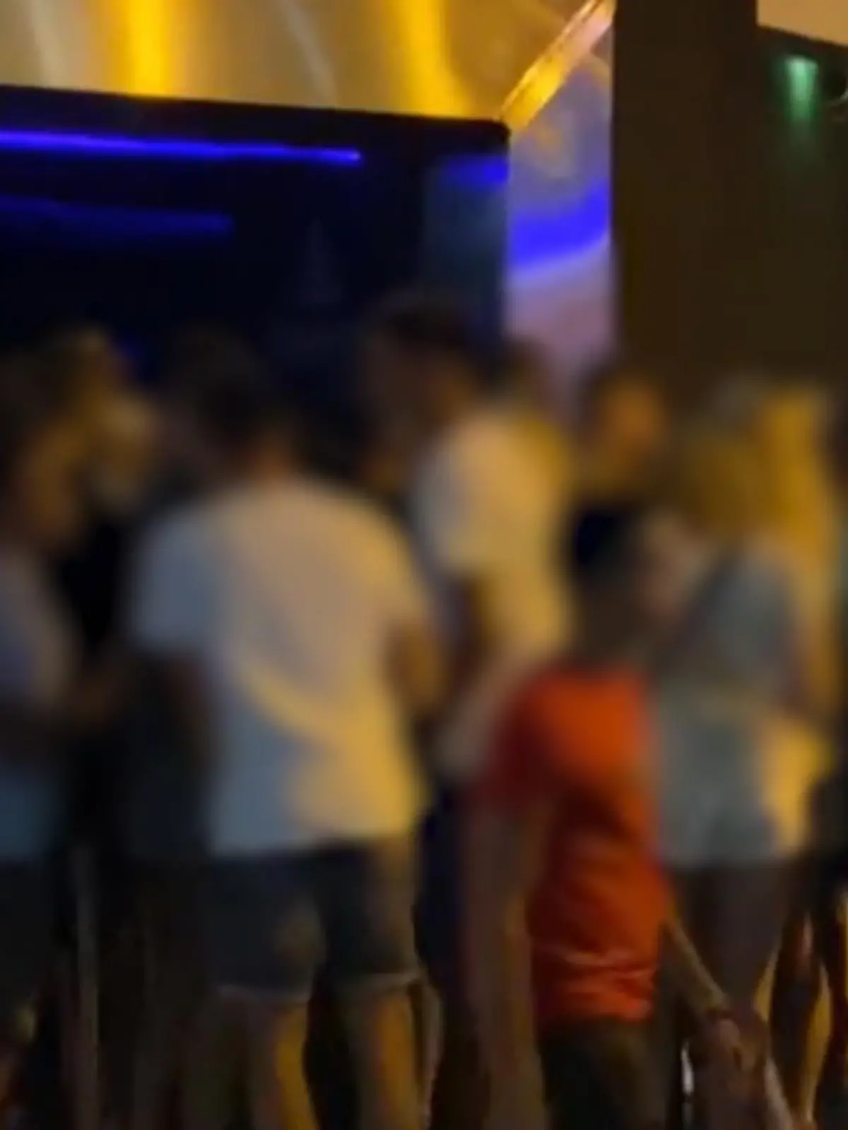 Zwei Deutsche sollen auf der griechischen Insel Kreta eine Frau vergewaltigt haben. Zwei weitere sollen bei der Tat dabei gewesen, aber nicht eingeschritten sein. Die Urlauber wurden jetzt festgenommen. Jetzt müssen sie sich auf Kreta vor Gericht verantworten.