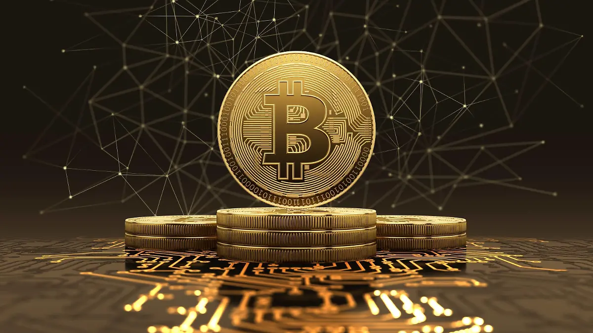 Golden bitcoin, illustration Golden bitcoin standing on circuit board, cryptocurrency concept. 3d illustration. PUBLICATIONxINxGERxSUIxHUNxONLY SERGIIxIAREMENKO/SCIENCExPHOTOxLIBRARY F022/9206
