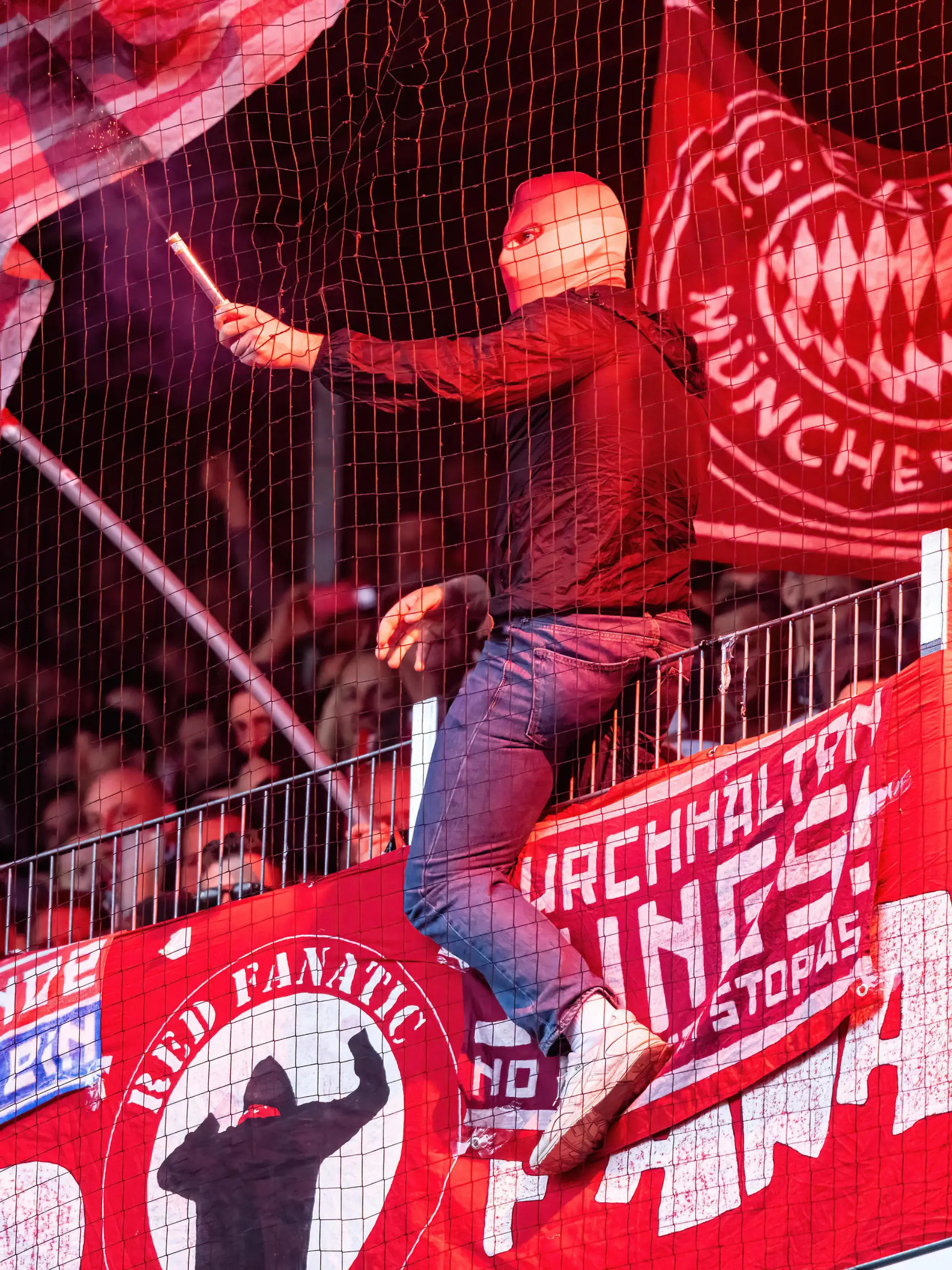Pyrotechnik Fans/Ultras FC Bayern Muenchen SV Werder Bremen vs. FC Bayern Muenchen, Fussball, Bundesliga, Spieltag 31, Saison 2022/23, 06.05.2023 DFL REGULATIONS PROHIBIT ANY USE OF PHOTOGRAPHS AS IMAGE SEQUENCES AND/OR QUASI-VIDEO SV Werder Bremen vs. FC Bayern Muenchen, Fussball, Bundesliga, Spieltag 31, Saison 2022/23, 06.05.2023 Bremen *** Pyrotechnics Fans Ultras FC Bayern Muenchen SV Werder Bremen vs FC Bayern Muenchen, Football, Bundesliga, Matchday 31, Season 2022 23, 06 05 2023 DFL REGULATES PROHIBIT ANY USE OF PHOTOGRAPHS AS IMAGE SEQUENCES AND OR QUASI VIDEO SV Werder Bremen vs FC Bayern Muenchen, Football, Bundesliga, Matchday 31, Season 2022 23, 06 05 2023 Bremen Copyright: xEibner-Pressefoto/MarcelxvonxFehrnx EP_EER