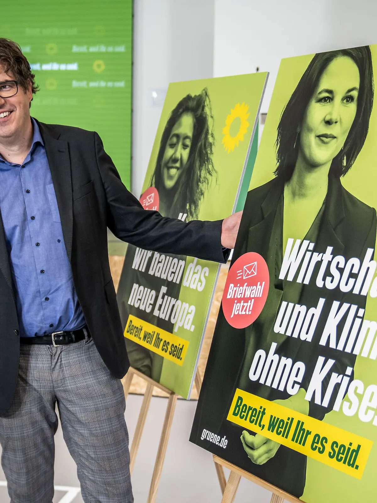 12.07.2021, Berlin: Michael Kellner, Wahlkampfleiter und Politischer Bundesgeschäftsführer der Grünen, steht bei der Kampagnenvorstellung für die Bundestagswahl 2021 vor einem Wahlplakat, das Annalena Baerbock, Bundesvorsitzende von Bündnis 90/Die Grünen und Spitzenkandidatin für die Bundestagswahl, und den Slogan «Wirtschaft und Klima ohne Krise.» zeigt. Foto: Michael Kappeler/dpa +++ dpa-Bildfunk +++