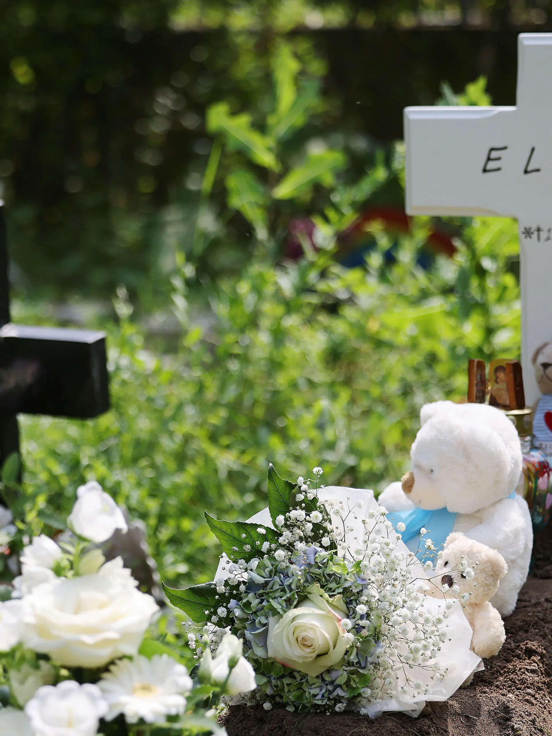 22.07.2021, Nordrhein-Westfalen, Köln: Ein Kreuz mit dem Namen Elias steht an einem Grab auf dem Nordfriedhof. Das Baby, das in der vergangenen Woche tot vor einer Babyklappe in Köln abgelegt wurde, ist beerdigt worden. Der tote Junge war in der vergangenenen Woche im Freien vor der Babyklappe vor einem Frauenhaus entdeckt worden. (Zu dpa/lnw: «Vor Babyklappe gefundener Säugling beerdigt ») Foto: Oliver Berg/dpa +++ dpa-Bildfunk +++