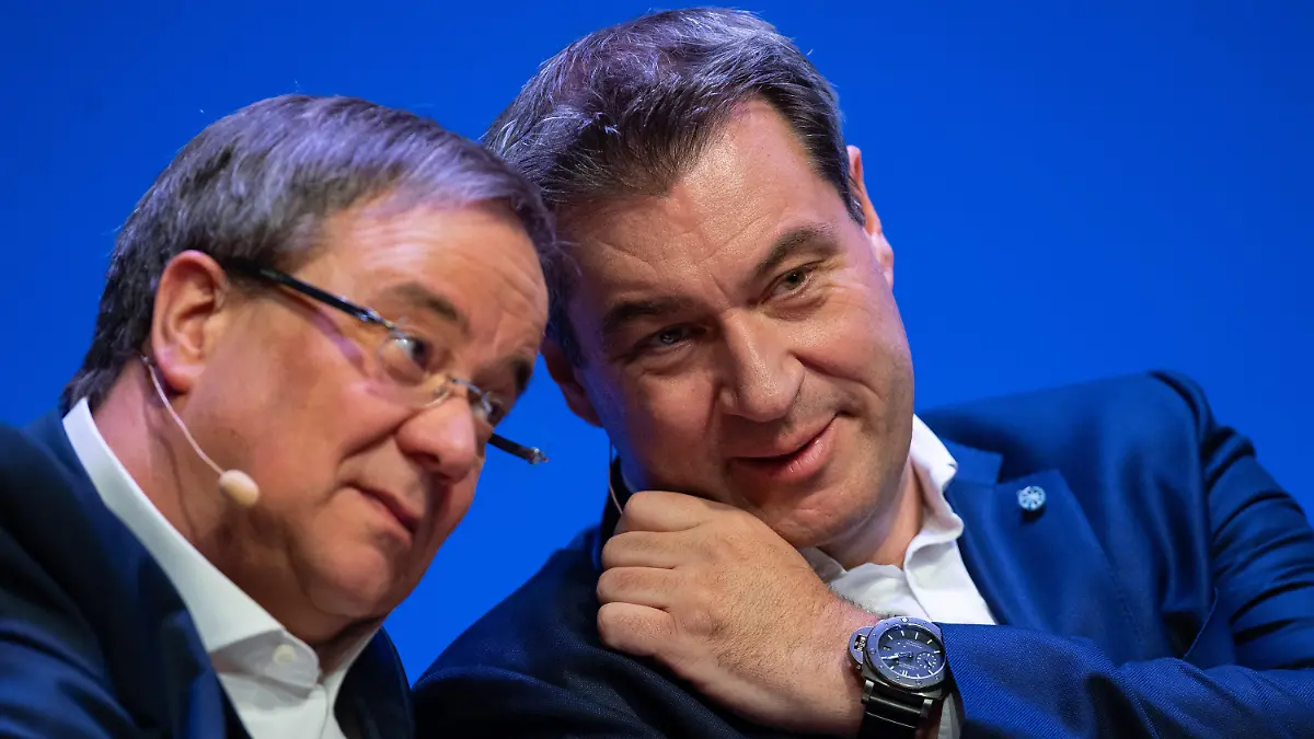 ARCHIV - 27.04.2019, Nordrhein-Westfalen, Münster: Armin Laschet (CDU, l), Ministerpräsident des Landes Nordrhein-Westfalen, und Markus Söder (CSU), Ministerpräsident des Landes Bayern, sitzen beim offiziellen Start der Unions-Parteien zum Europawahlkampf auf der Bühne. (zu dpa «Söder will K-Frage der Union eng mit Merkel abstimmen») Foto: Guido Kirchner/dpa +++ dpa-Bildfunk +++