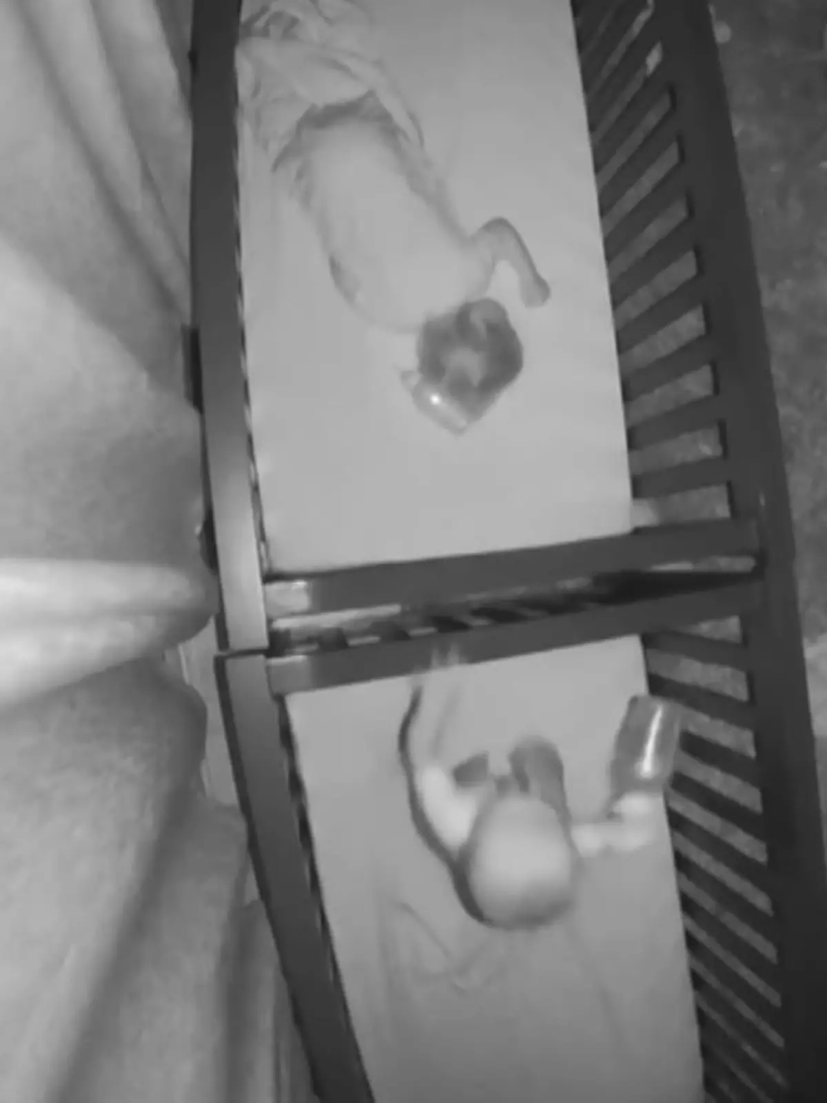 Bild zu: "Junge bewirft Schwester mit Trinkflasche"