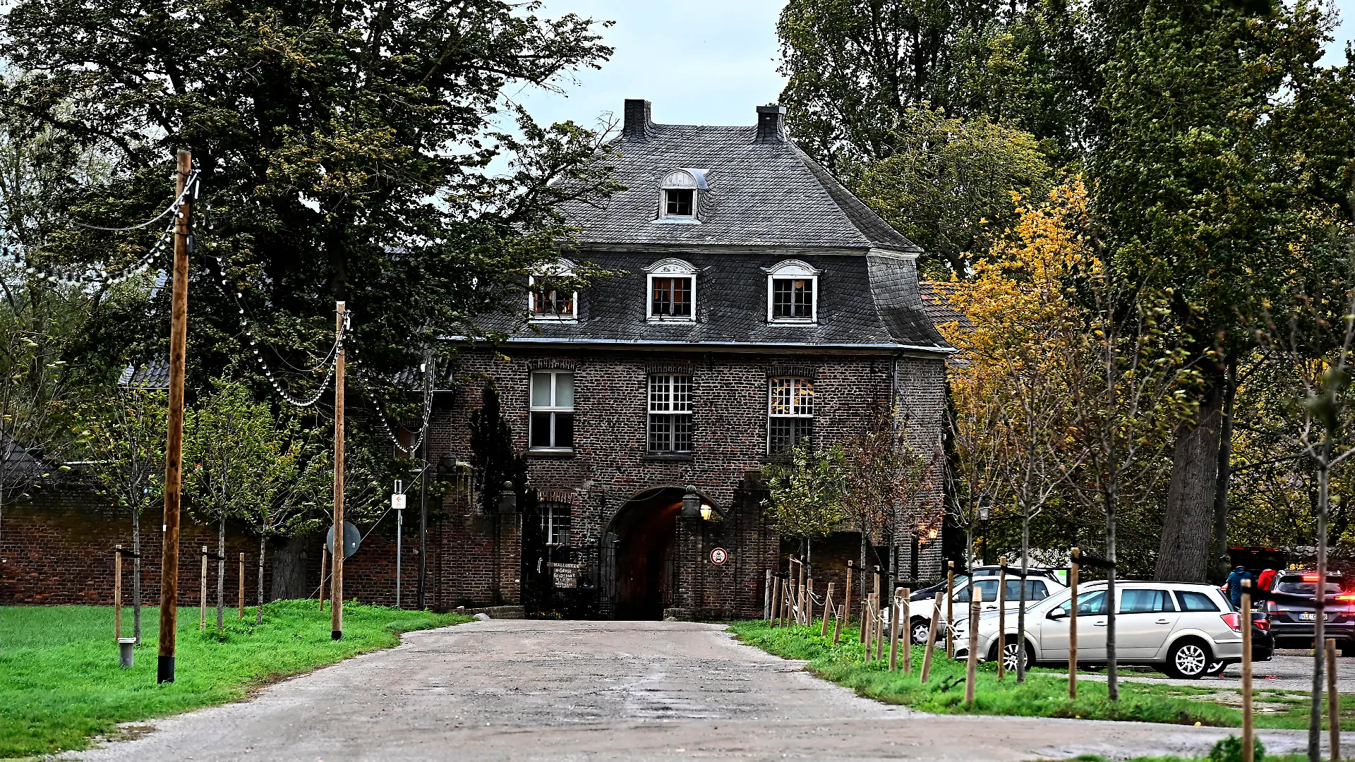 News Bilder des Tages Auf dem Areal eines ehemaligen Klosters KLOSTER-GRAEFENTHAL am Niederrhein in Goch,Stadt in Nordrhein-Westfalen NRW befreite die Polizei eine 25-Jährige aus einer mutmaßlichen Sekte,sie wurde angeblich gegen ihren Willen festgehalten,fotografiert am 21.10.2020 in Goch. *** On the site of a former monastery KLOSTER GRAEFENTHAL on the Lower Rhine in Goch, a town in North Rhine-Westphalia NRW, the police freed a 25 year old girl from a suspected sect, she was allegedly held against her will, photographed on 21 10 2020 in Goch