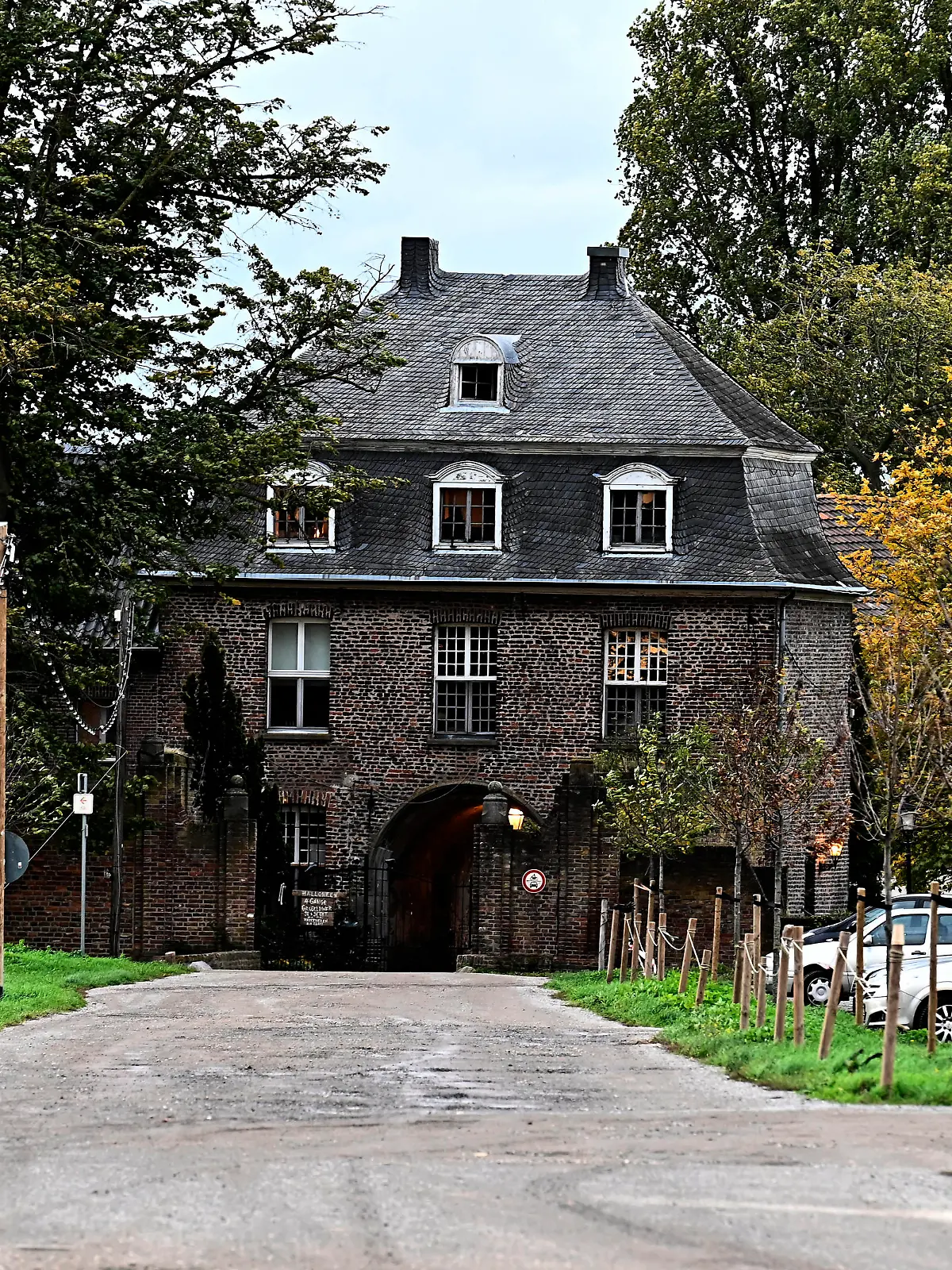 News Bilder des Tages Auf dem Areal eines ehemaligen Klosters  KLOSTER-GRAEFENTHAL  am Niederrhein in Goch,Stadt in Nordrhein-Westfalen  NRW  befreite die Polizei eine 25-Jährige aus einer mutmaßlichen Sekte,sie wurde angeblich gegen ihren Willen festgehalten,fotografiert am 21.10.2020 in Goch.  *** On the site of a former monastery KLOSTER GRAEFENTHAL on the Lower Rhine in Goch, a town in North Rhine-Westphalia NRW, the police freed a 25 year old girl from a suspected sect, she was allegedly held against her will, photographed on 21 10 2020 in Goch 