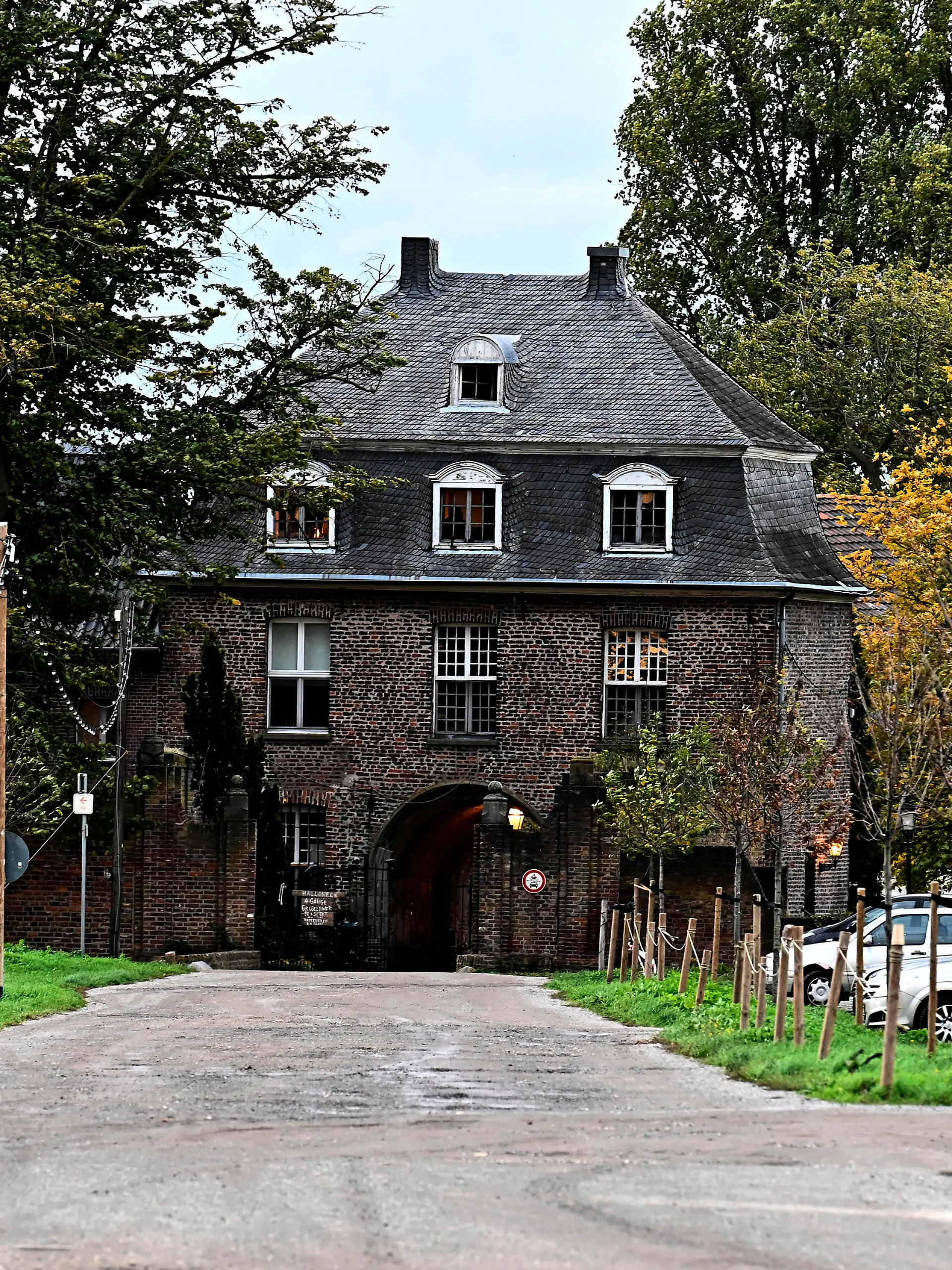 News Bilder des Tages Auf dem Areal eines ehemaligen Klosters  KLOSTER-GRAEFENTHAL  am Niederrhein in Goch,Stadt in Nordrhein-Westfalen  NRW  befreite die Polizei eine 25-Jährige aus einer mutmaßlichen Sekte,sie wurde angeblich gegen ihren Willen festgehalten,fotografiert am 21.10.2020 in Goch.  *** On the site of a former monastery KLOSTER GRAEFENTHAL on the Lower Rhine in Goch, a town in North Rhine-Westphalia NRW, the police freed a 25 year old girl from a suspected sect, she was allegedly held against her will, photographed on 21 10 2020 in Goch 
