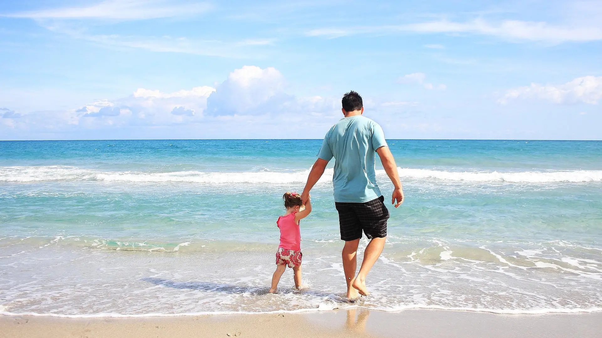 Ab in den Urlaub - ob an den Strand oder auf Balkonien, jetzt können Familien in Hessen ihre Ferien jahrelang im Voraus planen.