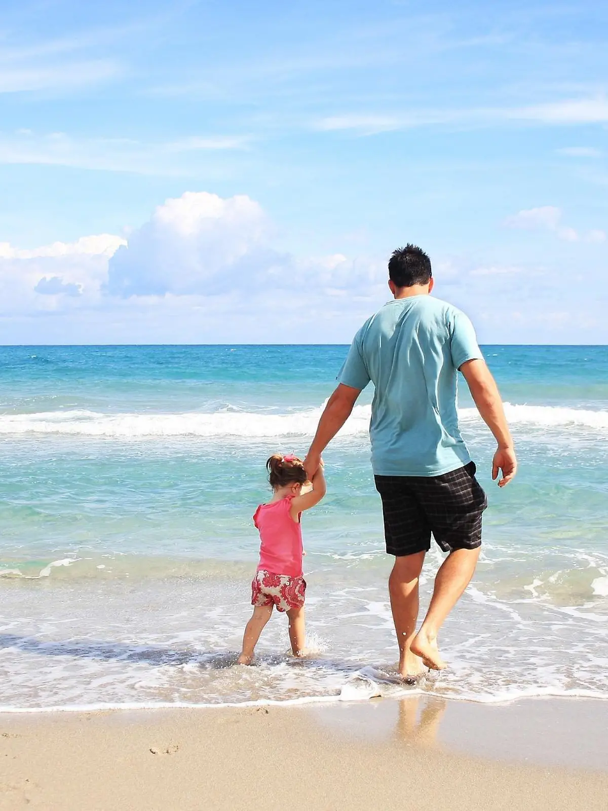 Ab in den Urlaub - ob an den Strand oder auf Balkonien, jetzt können Familien in Hessen ihre Ferien jahrelang im Voraus planen.