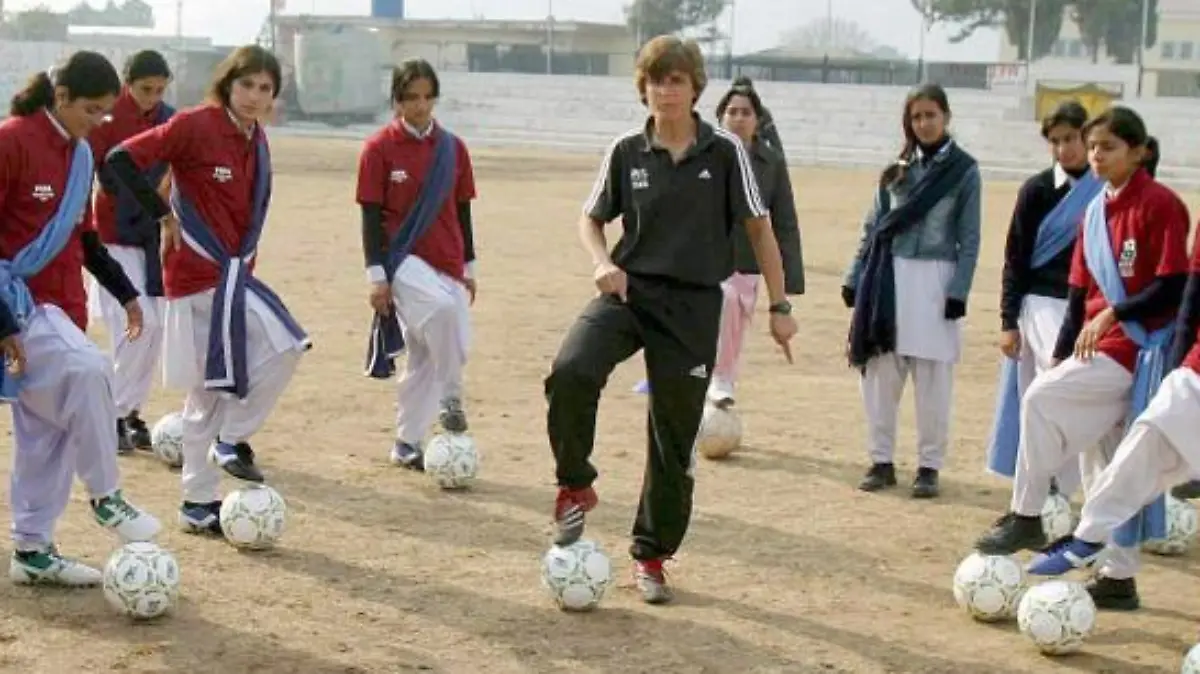 Seit mehr als einem Jahr arbeitet Monika Staab (M) als Trainerin in Katar. Foto: Nasiruddin Mughal