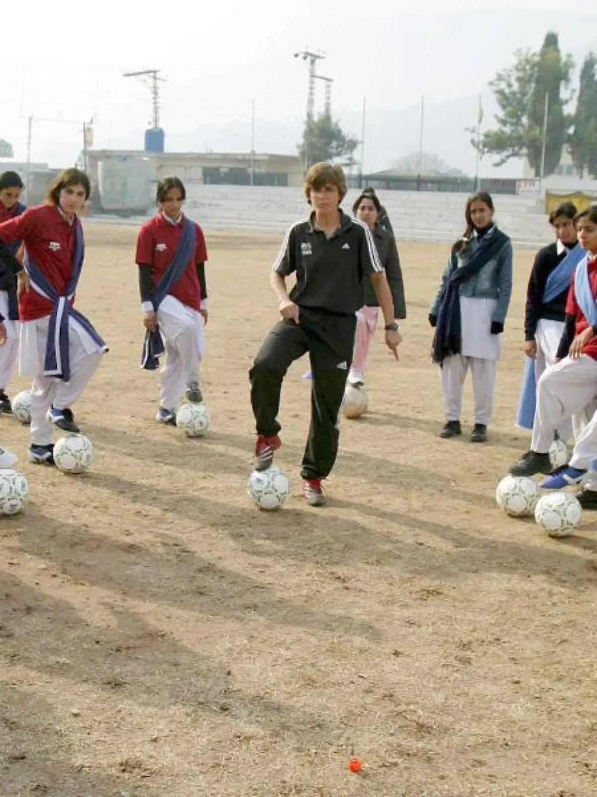 Seit mehr als einem Jahr arbeitet Monika Staab (M) als Trainerin in Katar. Foto: Nasiruddin Mughal