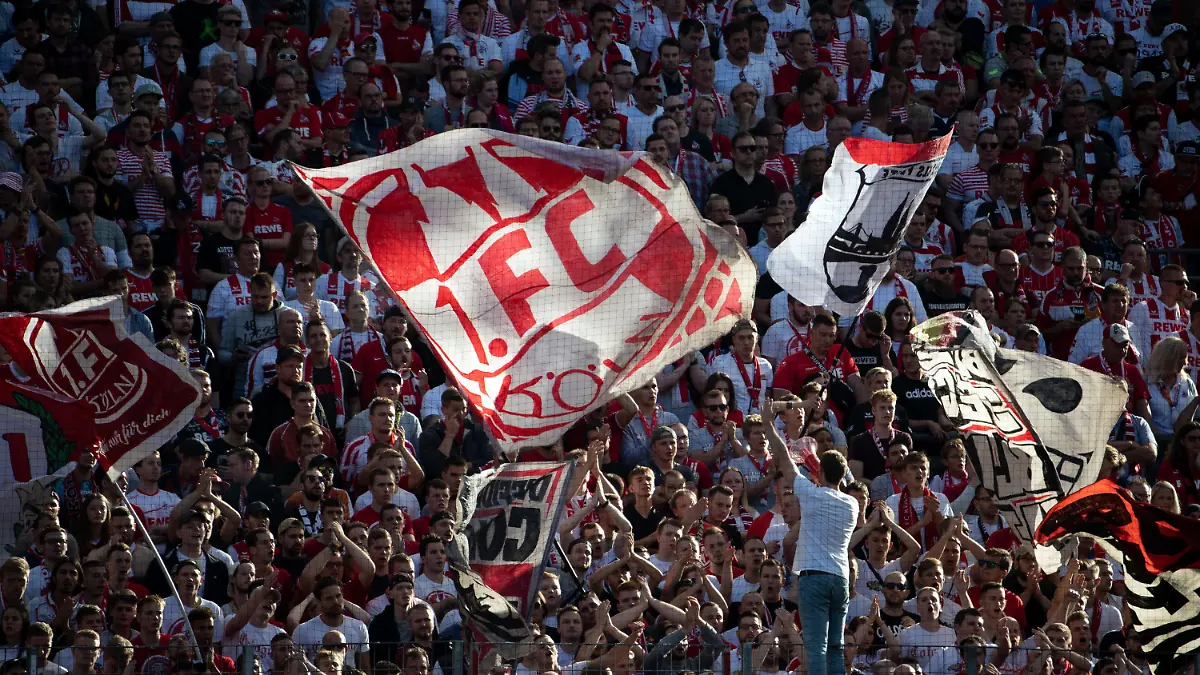 14.09.2019, Nordrhein-Westfalen, Köln: Fußball: Bundesliga, 1. FC Köln - Borussia Mönchengladbach, 4. Spieltag im RheinEnergie-Stadion. Kölns Fans unterstützen ihre Mannschaft Foto: Federico Gambarini/dpa - WICHTIGER HINWEIS: Gemäß den Vorgaben der DFL Deutsche Fußball Liga bzw. des DFB Deutscher Fußball-Bund ist es untersagt, in dem Stadion und/oder vom Spiel angefertigte Fotoaufnahmen in Form von Sequenzbildern und/oder videoähnlichen Fotostrecken zu verwerten bzw. verwerten zu lassen. +++ dpa-Bildfunk +++