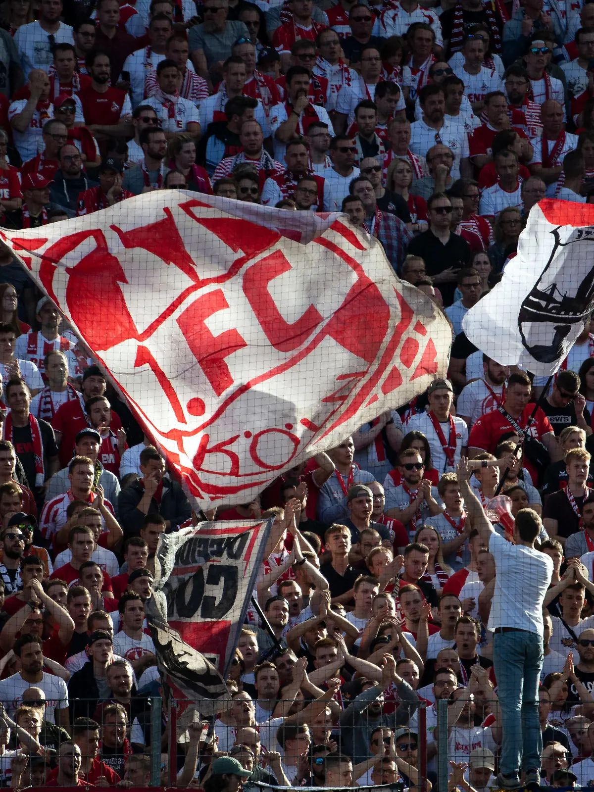14.09.2019, Nordrhein-Westfalen, Köln: Fußball: Bundesliga, 1. FC Köln - Borussia Mönchengladbach, 4. Spieltag im RheinEnergie-Stadion. Kölns Fans unterstützen ihre Mannschaft Foto: Federico Gambarini/dpa - WICHTIGER HINWEIS: Gemäß den Vorgaben der DFL Deutsche Fußball Liga bzw. des DFB Deutscher Fußball-Bund ist es untersagt, in dem Stadion und/oder vom Spiel angefertigte Fotoaufnahmen in Form von Sequenzbildern und/oder videoähnlichen Fotostrecken zu verwerten bzw. verwerten zu lassen. +++ dpa-Bildfunk +++
