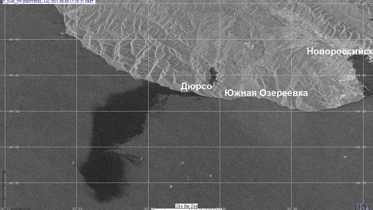 HANDOUT - 08.08.2021, Russland, Noworossijsk: Das Satellitenbild der Russischen Akademie der Wissenschaften zeigt einen Ölteppich nach einem Unfall mit einem Tankschiff im Schwarzen Meer. Der Ölteppich sei mit 80 Quadratkilometern um mehrere Hunderttausend Mal größer als vom Verursacherunternehmen angegeben, teilte die Akademie mit. (zu dpa "Riesiger Ölteppich nach Tankerunfall im Schwarzen Meer") Foto: Russische Akademie der Wissenschaften/dpa - ACHTUNG: Nur zur redaktionellen Verwendung im Zusammenhang mit der aktuellen Berichterstattung und nur mit vollständiger Nennung des vorstehenden Credits +++ dpa-Bildfunk +++