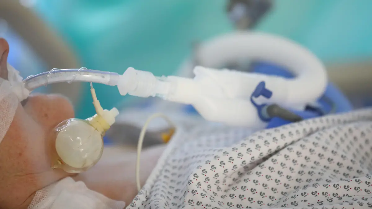 16.12.2020, Thüringen, Gera: Ein beatmeter Patienten liegt auf einem Krankenbett auf der Covid 19 Intensivstation im SRH Waldklinikum. Hier werden derzeit acht an Covid 19 erkrankte Menschen intensivmedizinisch versorgt. Foto: Bodo Schackow/dpa-zentralbild/dpa +++ dpa-Bildfunk +++