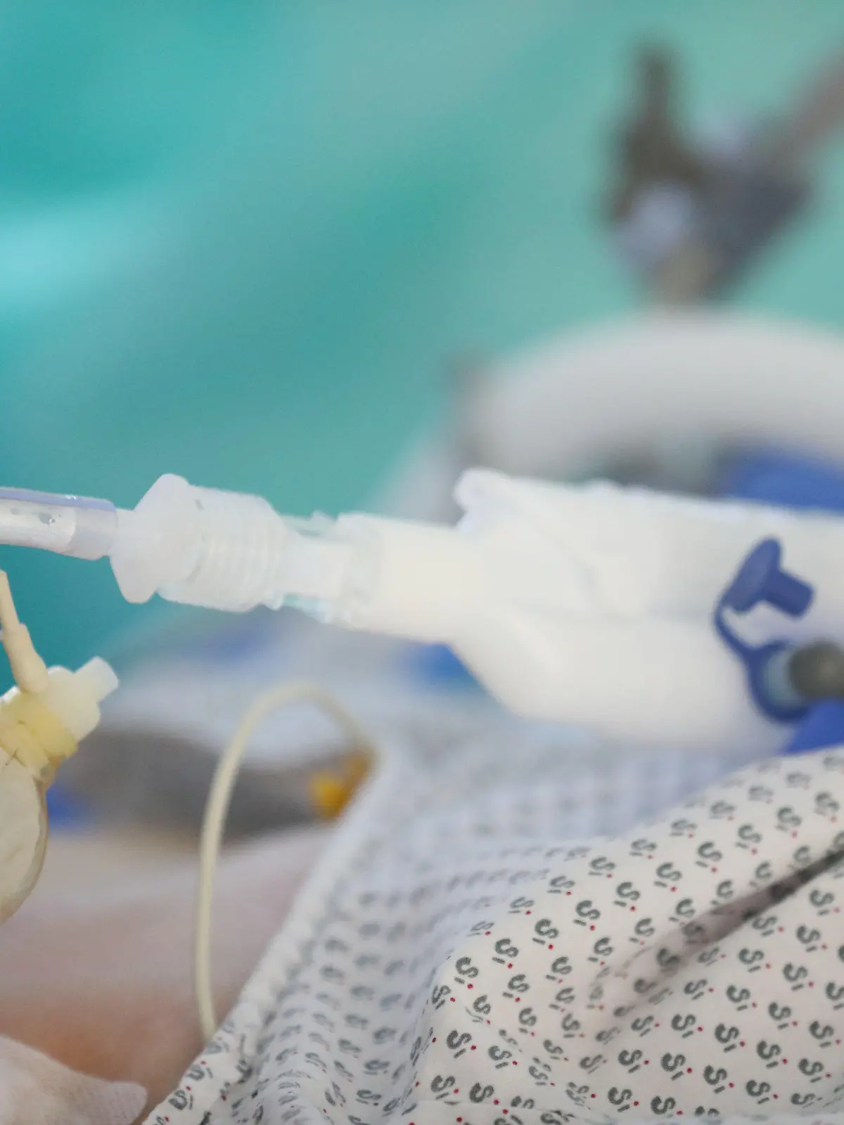 16.12.2020, Thüringen, Gera: Ein beatmeter Patienten liegt auf einem Krankenbett auf der Covid 19 Intensivstation im SRH Waldklinikum. Hier werden derzeit acht an Covid 19 erkrankte Menschen intensivmedizinisch versorgt. Foto: Bodo Schackow/dpa-zentralbild/dpa +++ dpa-Bildfunk +++