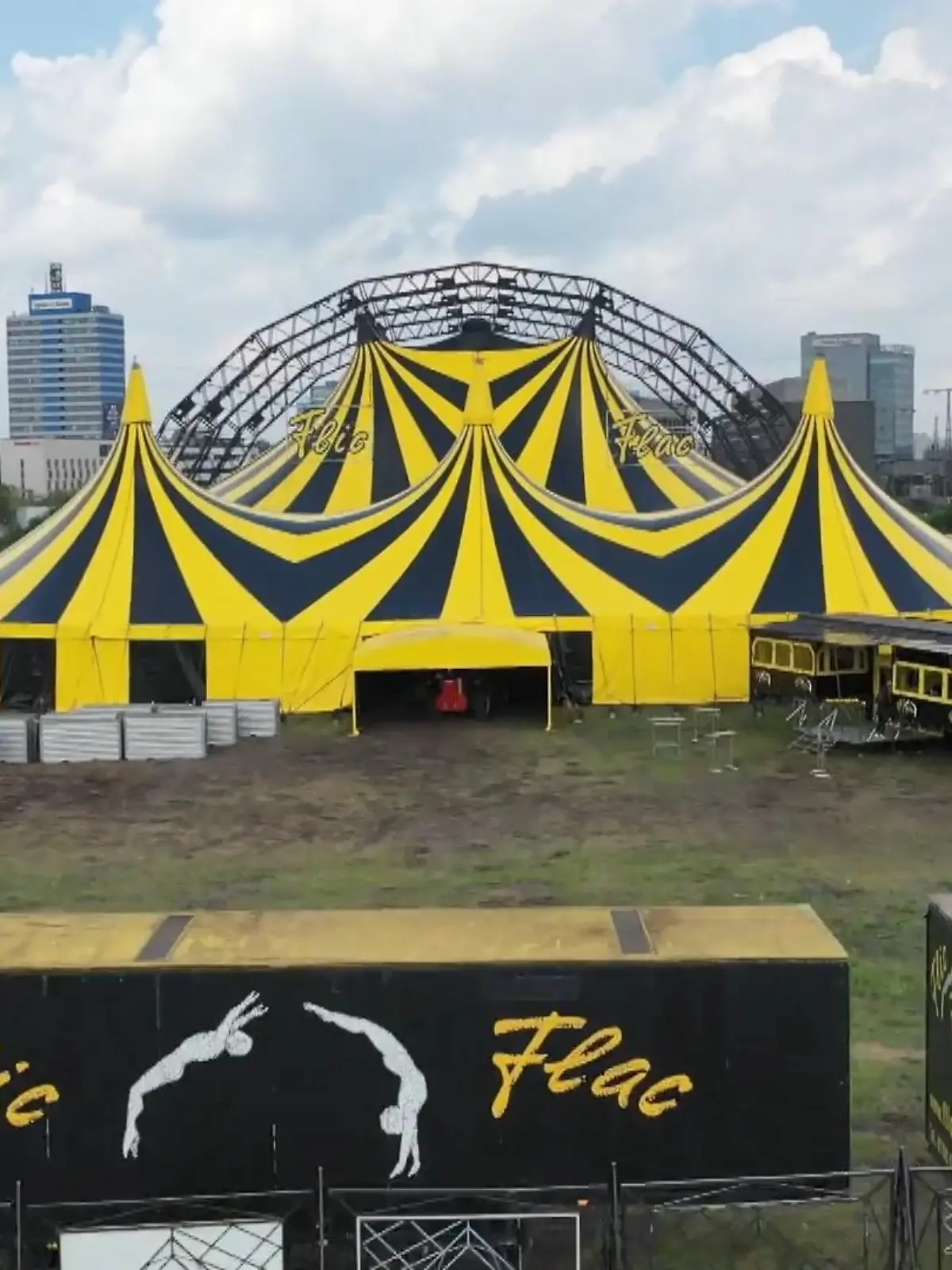 Bild zu: "Wanderzirkus wird in Duisburg sesshaft"