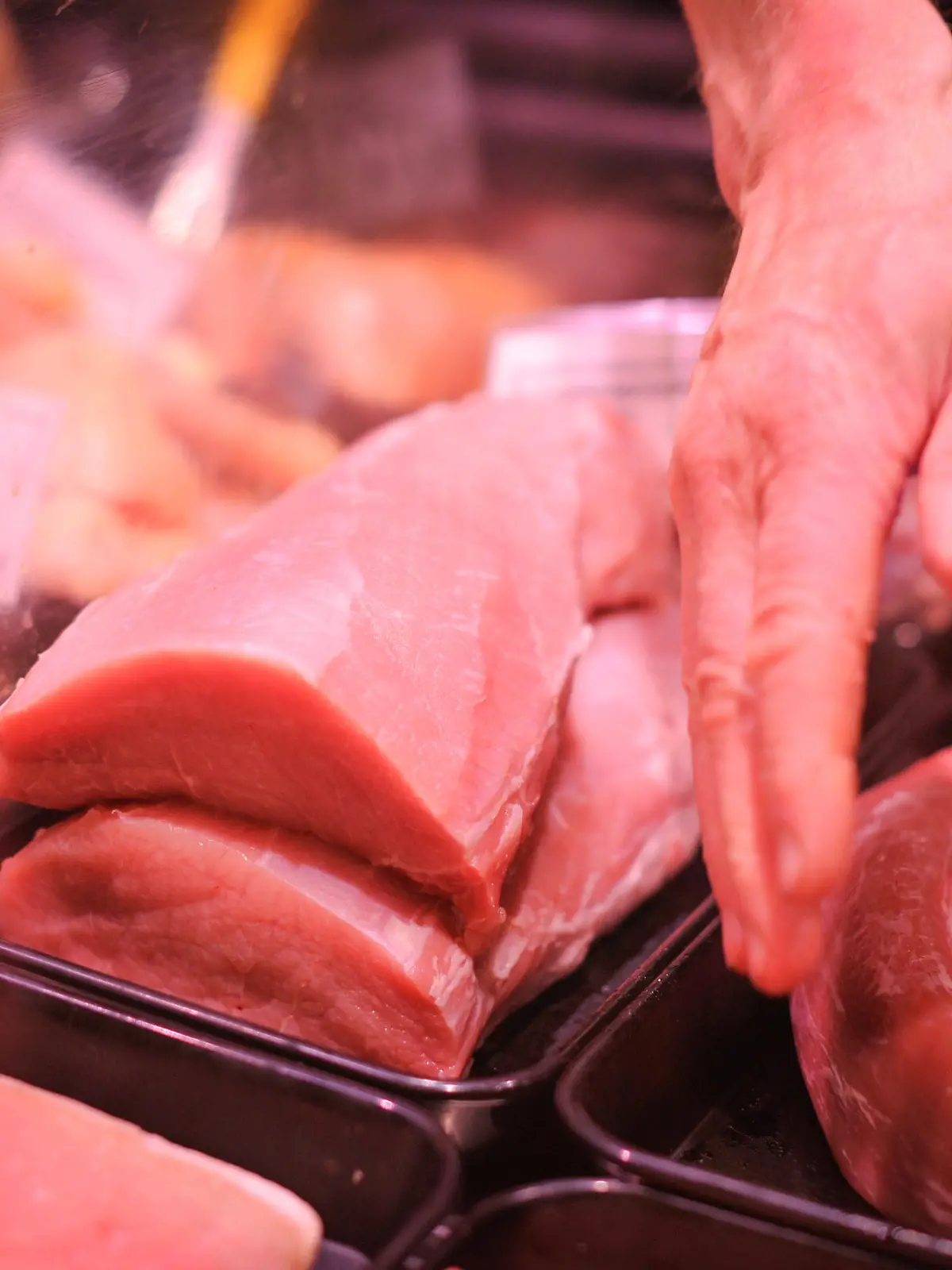  Metzgerei, Fleischprodukte. Fleisch und Fleischprodukte wird von einem Metzger vorbereitet. Stuttgart Baden-Wuerttemberg Deutschland *** Butchers shop, meat products meat and meat products is prepared by a butcher Stuttgart Baden Wuerttemberg Germany Copyright: xMaxxKovalenkox