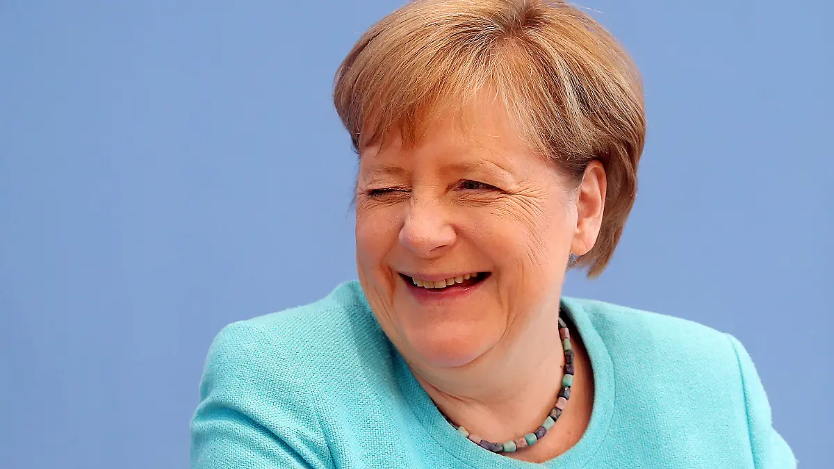 ARCHIV - 22.07.2021, Berlin: Bundeskanzlerin Angela Merkel (CDU) sitzt in die Bundespressekonferenz und zwinkert lachend mit dem Auge. Es ist voraussichtlich ihr letzter Auftritt dieser Art. Traditionell beantwortet sie zum Beginn oder am Ende der Sommerpause Fragen zu allen Themenbereichen der deutschen und internationalen Politik. (zu dpa Themenpaket zum Ende der Ära Merkel nach der Bundestagswahl) Foto: Wolfgang Kumm/dpa +++ dpa-Bildfunk +++