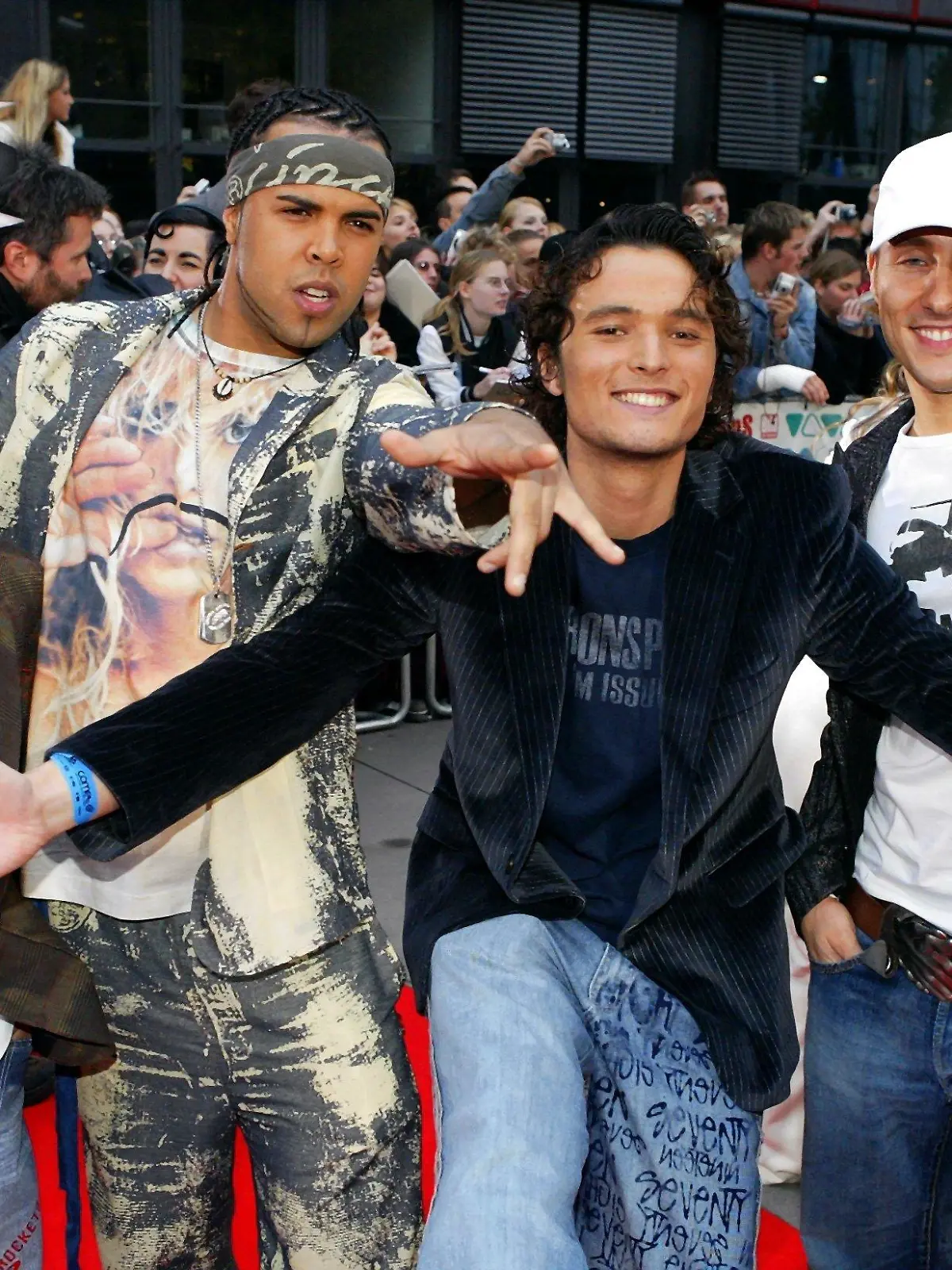 Die Band Overground kommt am Freitag (24.09.2004) in Köln zur Verleihung des Musikpreises "Comet". Insgesamt wurden bei der von dem Musiksender Viva ausgerichteten Verleihung vor rund 14.000 Zuschauern in der ausverkauften KölnArena Auszeichnungen in sieben Kategorien und ein Spezialpreis vergeben. Foto: Jörg Carstensen dpa