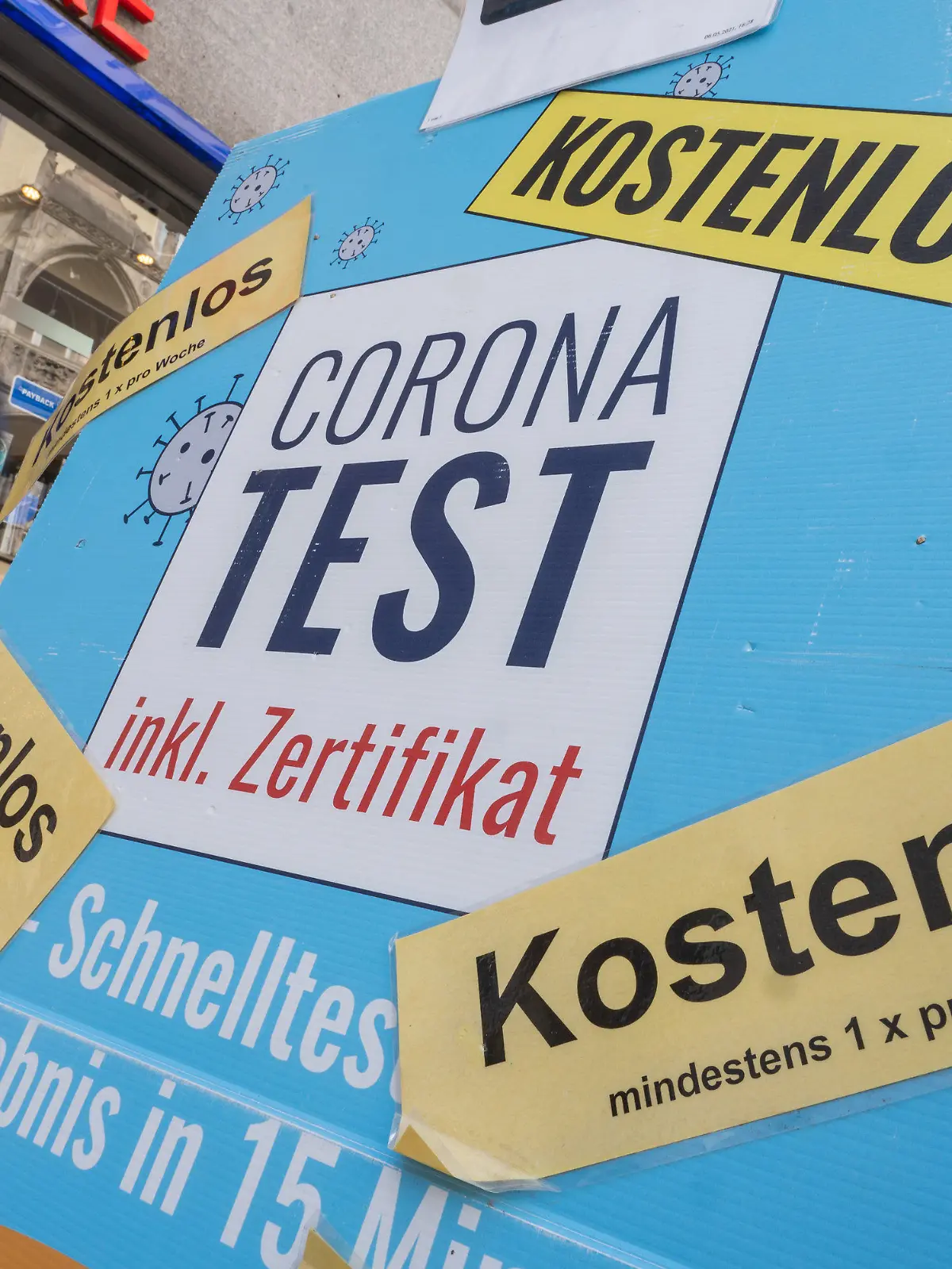 09.08.2021, Bayern, München: Ein Passant geht in der Fußgängerzone der Innenstadt an einer Apotheke vorbei, in der kostenlose Corona-Tests angeboten werden. Foto: Peter Kneffel/dpa +++ dpa-Bildfunk +++