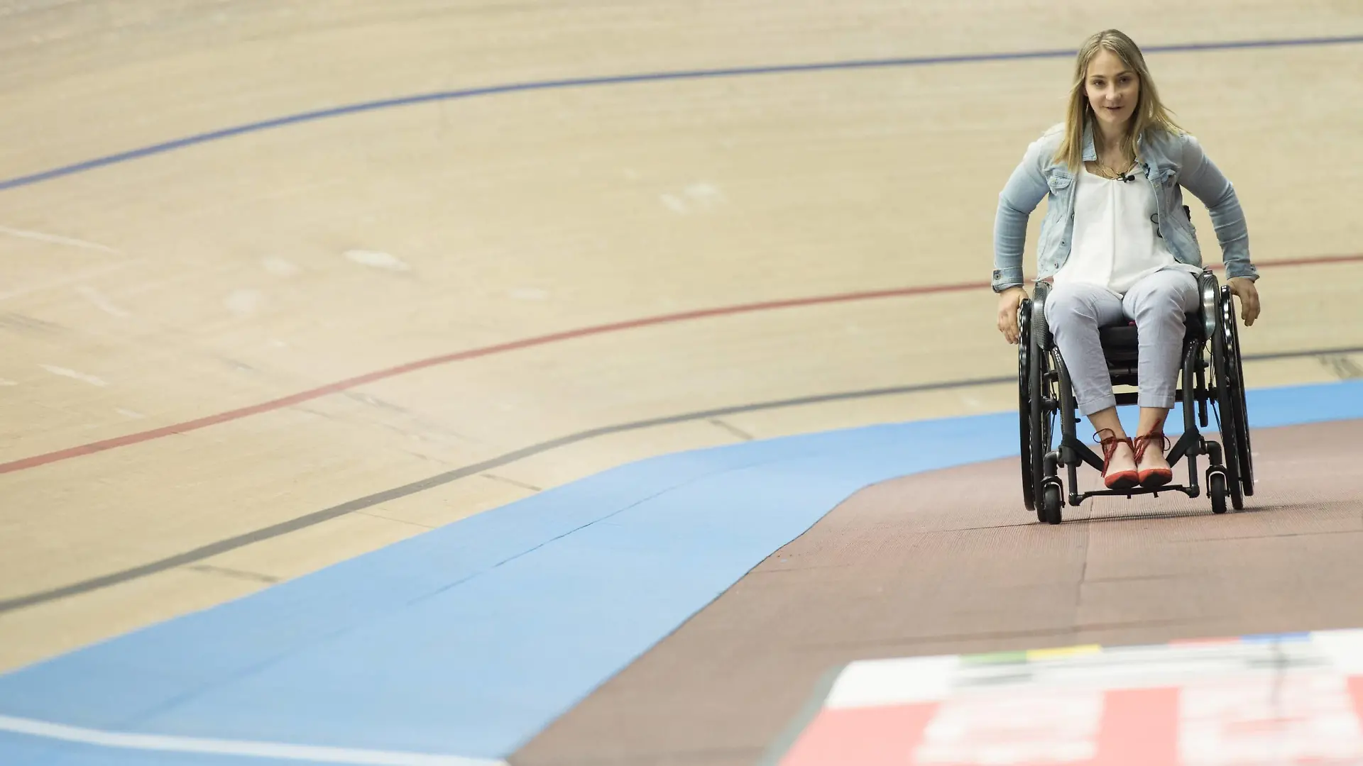 Radsportlerin des Jahres: Kristina Vogel (Erfurt, Seit einem schweren Trainingsunfall im Juni in Cottbus ist Kristina querschnittsgelaehmt und sitzt im Rollstuhl.) 2.Wettkampftag: Ehrung zum Radsportler des Jahres 2018 am 01.12.2018. Bahnrad UCI Weltcup 2018 im Velodrom in Berlin, Deutschland, *** Cyclist of the Year Kristina Vogel Erfurt Since a serious training accident in Cottbus in June, Kristina is paraplegic and sits in a wheelchair 2 day of competition Honour for Cyclist of the Year 2018 on 01 12 2018 Track Cycling UCI World Cup 2018 at the Velodrom in Berlin Germany