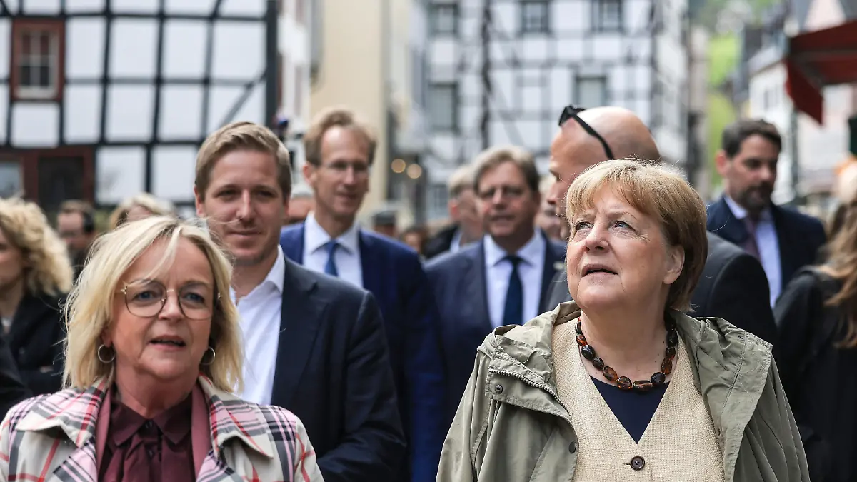 Die ehemalige Bundeskanzlerin Angela Merkel (r, CDU) geht mit der Bürgermeisterin Sabine Preiser-Marian (l, CDU) und Markus Ramers (hinten links, CDU), Landrat Kreis Euskirchen durch Bad Münstereifel. Merkel und Wüst haben vor der Verleihung des Staatspreis an Merkel das von der Flutkatastrophe im Jahr 2021 stark betroffene Bad Münstereifel besucht. Damit löste Merkel ihr Versprechen aus dem Jahr 2021 ein, noch einmal wieder zu kommen.