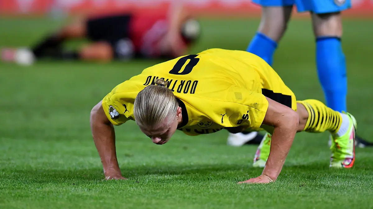  Fußball: DFB-Pokal, Saison 2021/2022, 1. Runde, SV Wehen Wiesbaden - Borussia Dortmund am 07.08.2021 in der Brita Arena in Wiesbaden. Dortmunds Erling Braut Haaland macht Liegestütze nach dem Foul an ihn. WICHTIGER HINWEIS: Gemäß den Vorgaben der DFL Deutsche Fußball Liga bzw. des DFB Deutscher Fußball-Bund ist es untersagt, in dem Stadion und/oder vom Spiel angefertigte Fotoaufnahmen in Form von Sequenzbildern und/oder videoähnlichen Fotostrecken zu verwerten bzw. verwerten zu lassen. *** Football DFB Cup, season 2021 2022, 1 round, SV Wehen Wiesbaden Borussia Dortmund on 07 08 2021 in the Brita Arena in Wiesbaden Dortmunds Erling Bride Haaland does push-ups after the foul on him IMPORTANT NOTE According to the requirements of the DFL German Football League and the DFB German Football Association is prohibited in the stadium and or from the game made photographs in the form of sequence images and or video-like photo series to exploit or exploit to let Copyright: xChristopherxNeundorf/Kirchner-Mediax