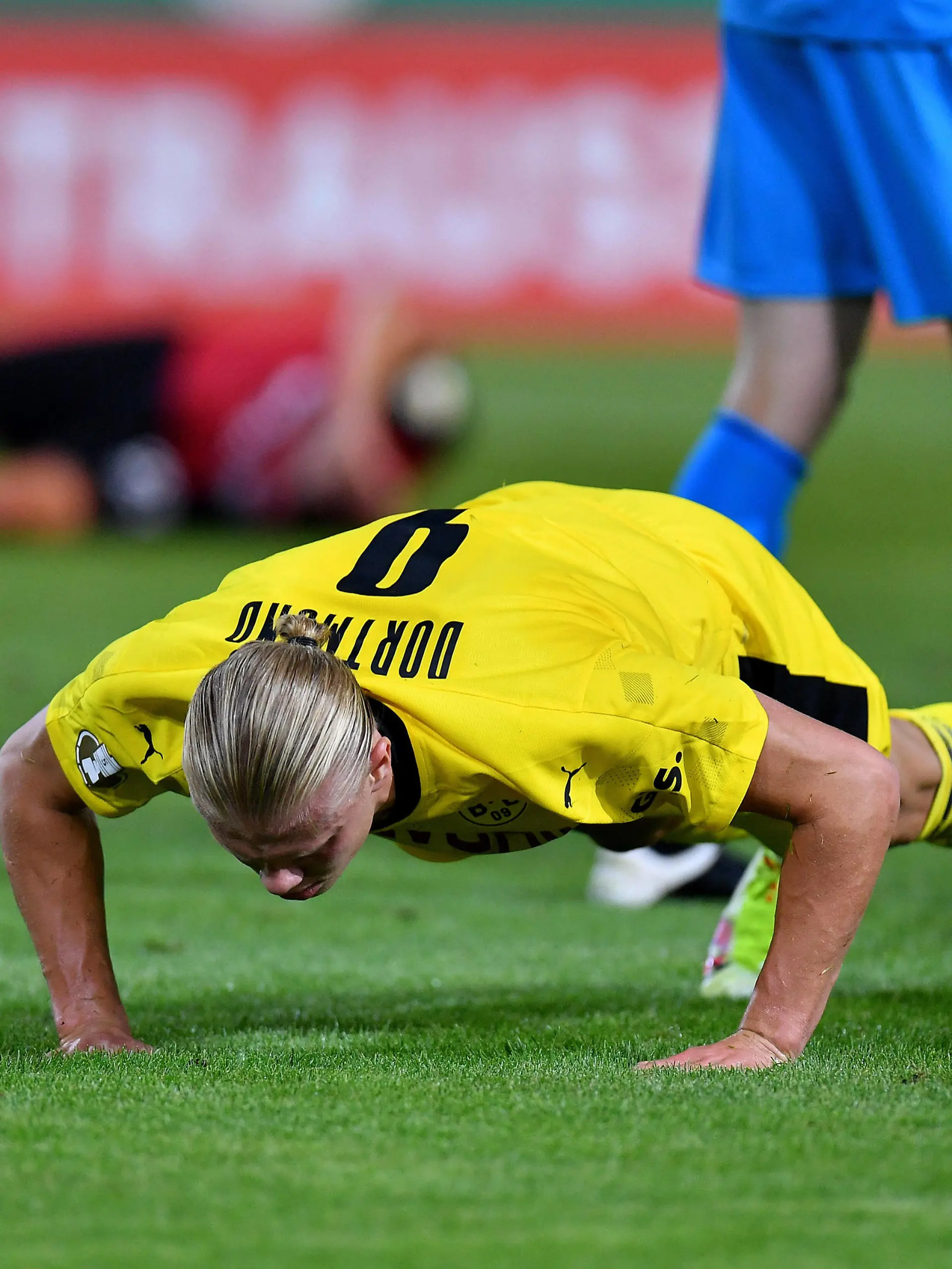  Fußball: DFB-Pokal, Saison 2021/2022, 1. Runde, SV Wehen Wiesbaden - Borussia Dortmund am 07.08.2021 in der Brita Arena in Wiesbaden. Dortmunds Erling Braut Haaland macht Liegestütze nach dem Foul an ihn. WICHTIGER HINWEIS: Gemäß den Vorgaben der DFL Deutsche Fußball Liga bzw. des DFB Deutscher Fußball-Bund ist es untersagt, in dem Stadion und/oder vom Spiel angefertigte Fotoaufnahmen in Form von Sequenzbildern und/oder videoähnlichen Fotostrecken zu verwerten bzw. verwerten zu lassen. *** Football DFB Cup, season 2021 2022, 1 round, SV Wehen Wiesbaden Borussia Dortmund on 07 08 2021 in the Brita Arena in Wiesbaden Dortmunds Erling Bride Haaland does push-ups after the foul on him IMPORTANT NOTE According to the requirements of the DFL German Football League and the DFB German Football Association is prohibited in the stadium and or from the game made photographs in the form of sequence images and or video-like photo series to exploit or exploit to let Copyright: xChristopherxNeundorf/Kirchner-Mediax
