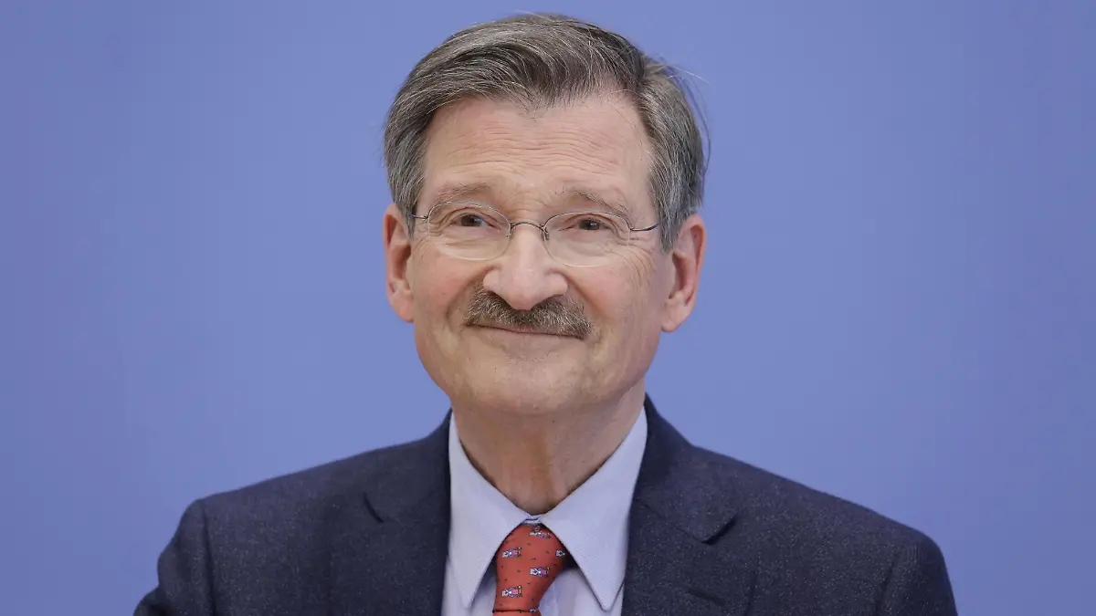 Dr. Hermann Otto Solms, Kuratoriumsmitglied Friedrich-Naumann-Stiftung und Vorsitzender der Deutschen Stiftung Eigentum, Deutschland, Berlin, Bundespressekonferenz, Thema: Steuern- und Abgabenlast in Deutschland - Ein realistisches Bild der staatlichen Belastungen, 11.04.2017

Dr Hermann Otto Solms Board of Trustees member Friedrich Naumann Foundation and Chairman the German Foundation Property Germany Berlin Federal press conference Theme Taxes and Tax burden in Germany a realistic Picture the State Loads 11 04 2017  