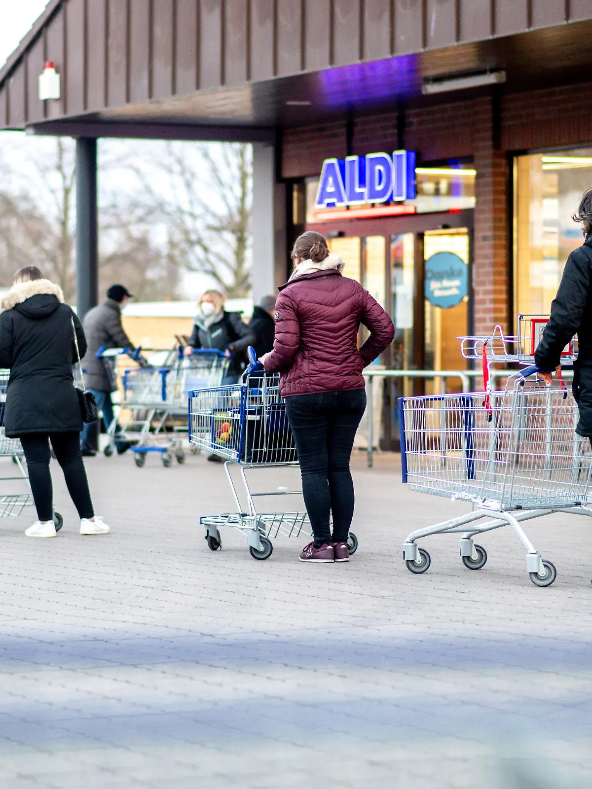 06.03.2021, Niedersachsen, Hannover: Zahlreiche Kunden warten auf die Öffnung einer Filiale von Aldi im Stadtteil Bult. Ab Samstag bietet der Discounter Corona-Schnelltests zu Verkauf an. Foto: Hauke-Christian Dittrich/dpa +++ dpa-Bildfunk +++