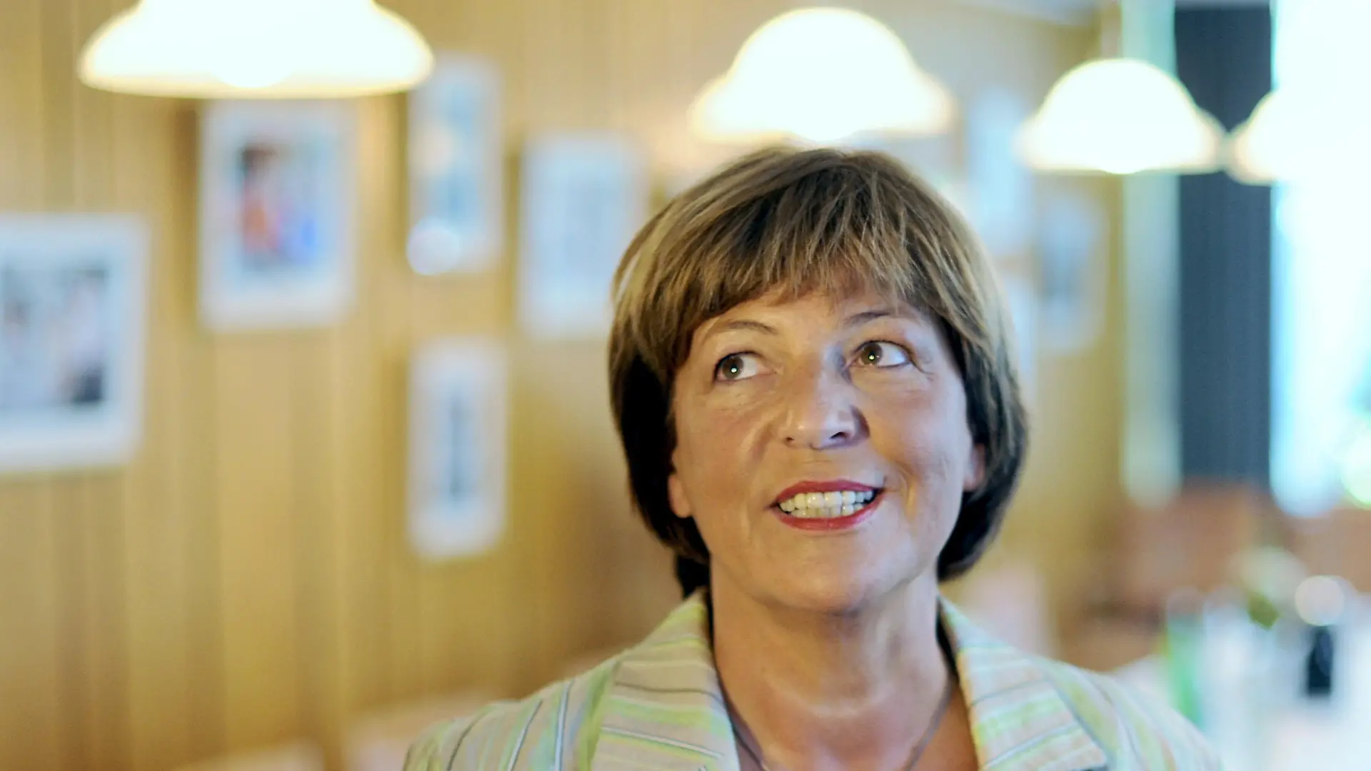 Bundesgesundheitsministerin Ulla Schmidt (SPD) steht am Dienstag (18.08.2009) in Hannover während eines Besuchs in einem Altenheim unter einer Lampe. Die Politikerin, die nach weiteren Informationen über ihre frühere Dienstwagen- Nutzung im Spanien-Urlaub erneut in der Kritik steht, besuchte ein Seniorenzentrum der AWO. Foto: Jochen Lübke dpa/lni +++(c) dpa - Bildfunk+++