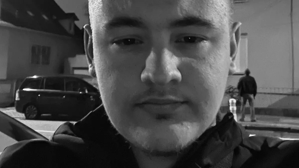 Krankenpfleger Maxence Gless half bei einer Zwillingsgeburt an einer französischen Raststätte..