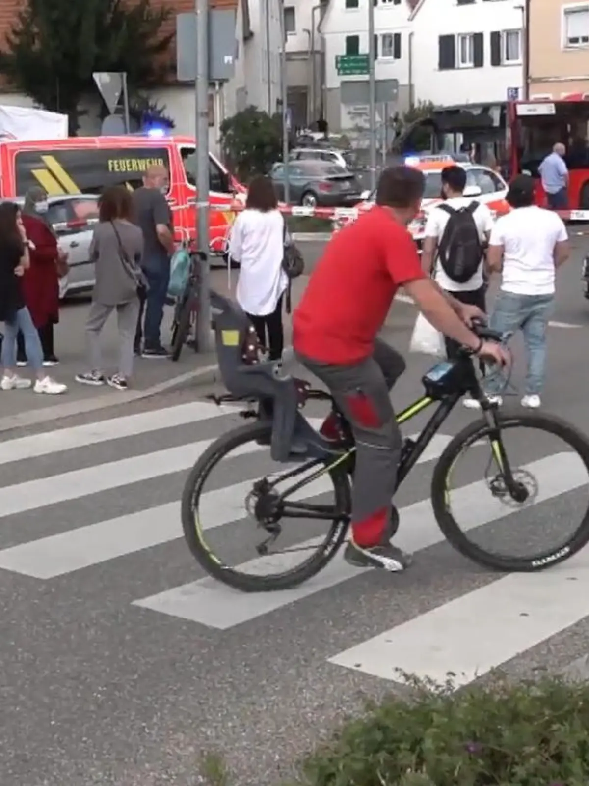 Beim Überqueren einer Straße ist ein Junge (7) von einem Auto erfasst worden und gestorben. Nach Polizeiangaben übersah ein Audi-Fahrer (19) den Siebenjährigen, der am Montagnachmittag in Backnang (Baden-Württemberg) mit seinem Fahrrad einen Fußgängerüberweg nutzte. Um die Blicke von Gaffern abzuwehren, musste die Feuerwehr nach dem Unfall einen Sichtschutz aufbauen. Mehr dazu im Video.