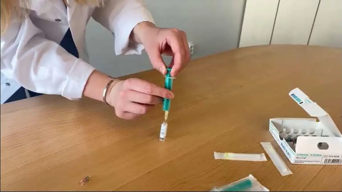 Die 40-Jährige hat nicht selbst geimpft, sondern hat im Labor Spritzen für die Impfung aufgezogen.