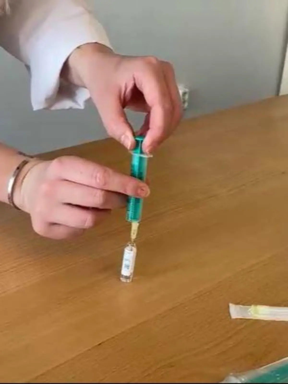 Die 40-Jährige hat nicht selbst geimpft, sondern hat im Labor Spritzen für die Impfung aufgezogen.