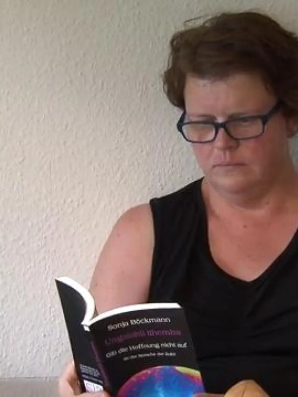 Vor 12 Jahren überlebt Sonja Böckmann aus Rosbach von der Höhe einen Autounfall – zuerst ohne Folgen. Doch nach kurzer Zeit folgen Kraftlosigkeit, Inkontinenz, Darmprobleme und mehr. Sie rennt von Arzt zu Arzt und bekommt doch immer wieder die gleiche Diagnose: reine Simulation, sie wolle doch bloß nicht arbeiten. Ihr Vertrauen in die Ärzte: erschüttert. Doch nach drei Jahren endlich die Erlösung: Sonja simuliert nicht, sie leidet an Syringomyelie – einer seltenen Erkrankung des Rückenmarks. Um anderen Betroffenen Mut zu machen, hat sie ein Buch geschrieben.
