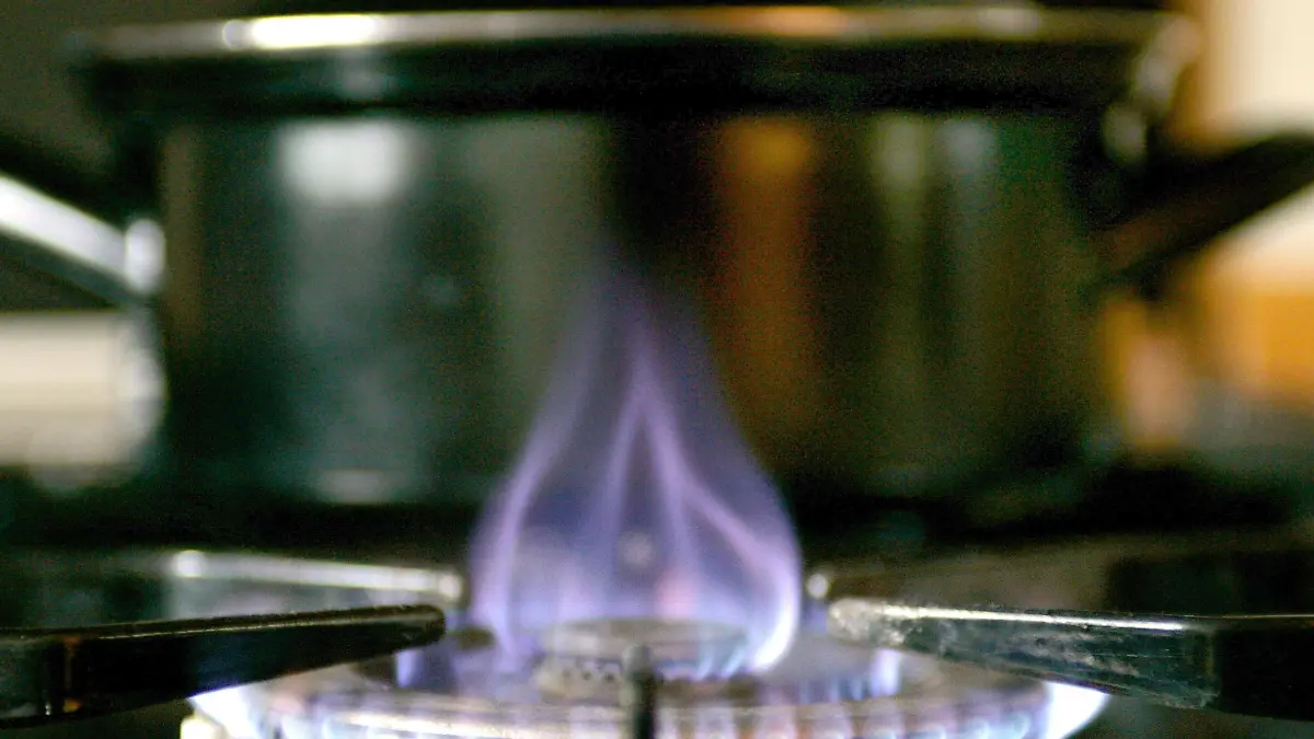 Die Flamme eines Gasherdes brennt am Freitag (04.11.2005) in Vluyn vor einem schwarzen Kochtopf. Der Energieriese E.ON wird bundesweit für seine 1,1 Millionen Haushaltskunden die Gaspreise offenlegen. Noch im November werde E.ON Hanse die Preiskalkulation transparent machen, die übrigen Regionalgesellschaften würden zeitnah folgen, kündigte E.ON am Freitag an. «Wir müssen als Marktführer zeigen, dass wir gläsern sind», sagte Vorstandschef Wulf Bernotat. E.ON will in den Rechnungen genau aufzeigen, wie sich der Gaspreis zusammensetzt. Mit dem Schritt wolle E.ON verlorengegangenes Vertrauen wieder gewinnen. Foto: Roland Weihrauch dpa/lnw +++(c) dpa - Bildfunk+++