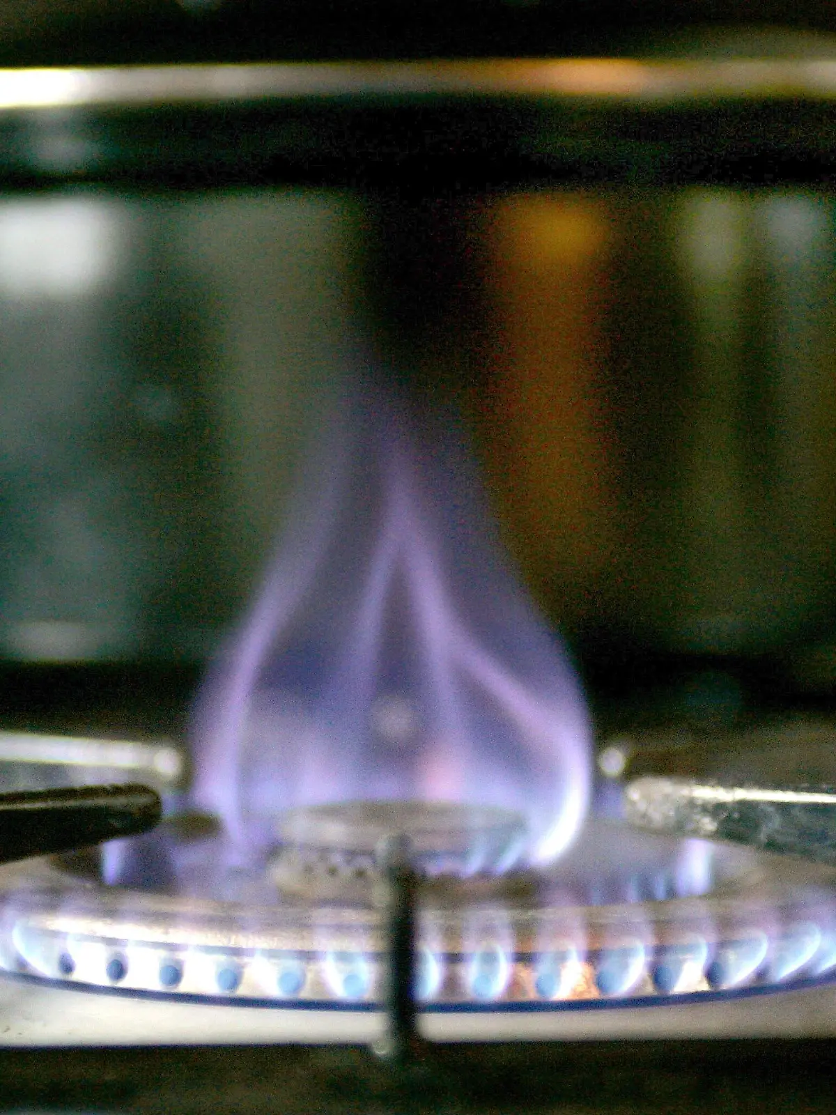 Die Flamme eines Gasherdes brennt am Freitag (04.11.2005) in Vluyn vor einem schwarzen Kochtopf. Der Energieriese E.ON wird bundesweit für seine 1,1 Millionen Haushaltskunden die Gaspreise offenlegen. Noch im November werde E.ON Hanse die Preiskalkulation transparent machen, die übrigen Regionalgesellschaften würden zeitnah folgen, kündigte E.ON am Freitag an. «Wir müssen als Marktführer zeigen, dass wir gläsern sind», sagte Vorstandschef Wulf Bernotat. E.ON will in den Rechnungen genau aufzeigen, wie sich der Gaspreis zusammensetzt. Mit dem Schritt wolle E.ON verlorengegangenes Vertrauen wieder gewinnen. Foto: Roland Weihrauch dpa/lnw +++(c) dpa - Bildfunk+++