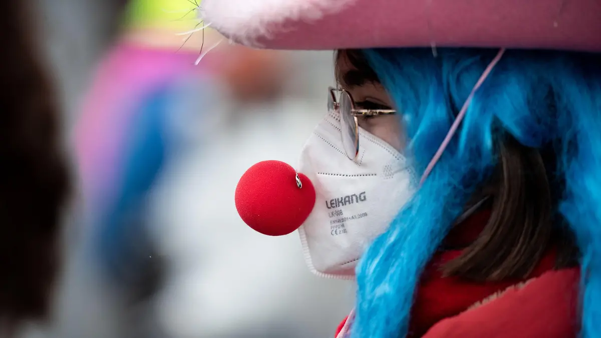 ARCHIV - 15.02.2021, Nordrhein-Westfalen, Düsseldorf: Eine verkleidete Frau trägt eine Clownsnase über einer FFP2 Maske. Die Düsseldorfer Karnevalisten wollen in der nächsten Saison nur Geimpfte und Genesene zu Feiern zulassen. (zu dpa "Düsseldorfer Karnevalisten lassen nur Geimpfte und Genesene zu") Foto: Fabian Strauch/dpa +++ dpa-Bildfunk +++